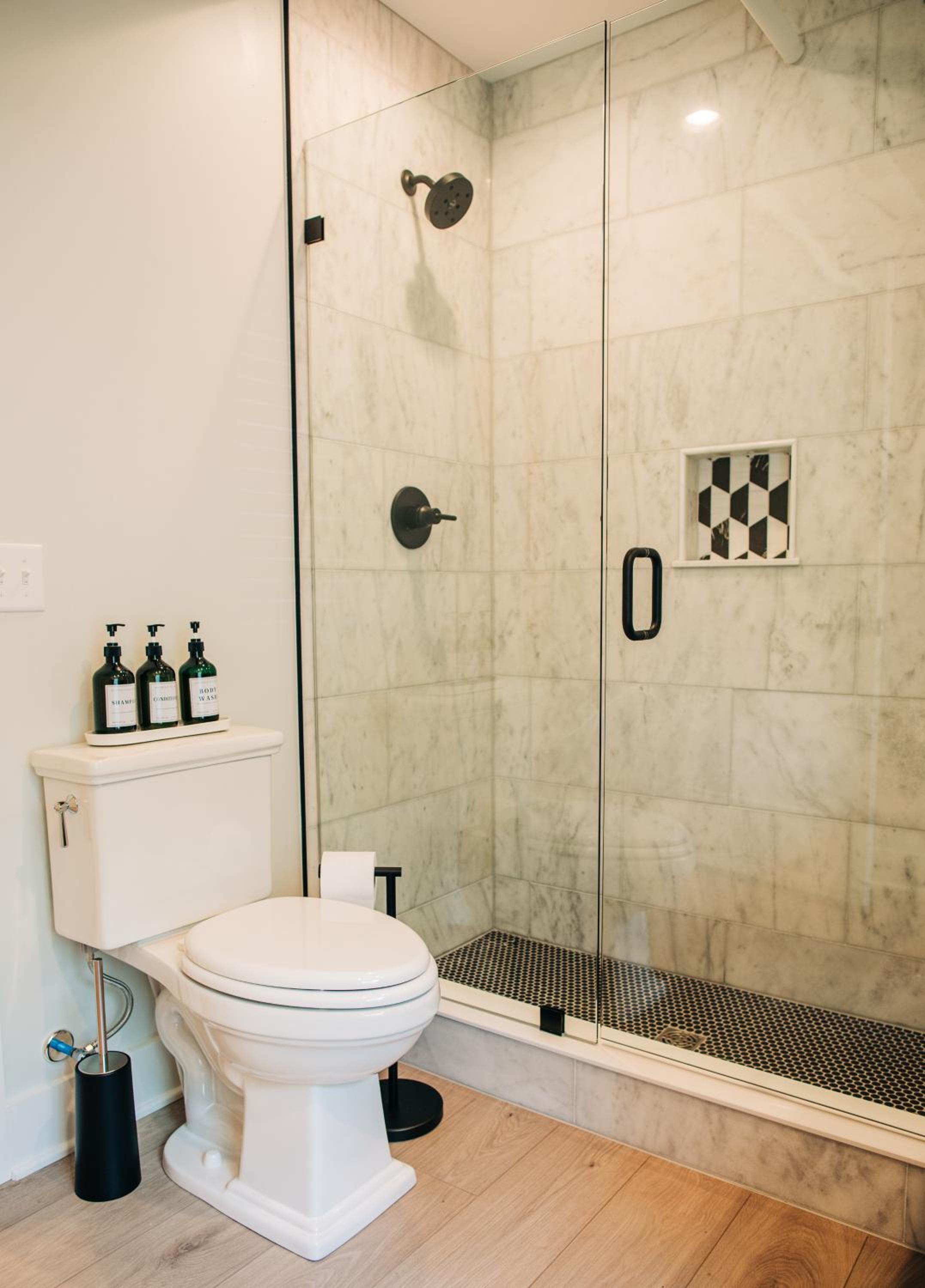 Deluxe Queen Suite - Photo 15