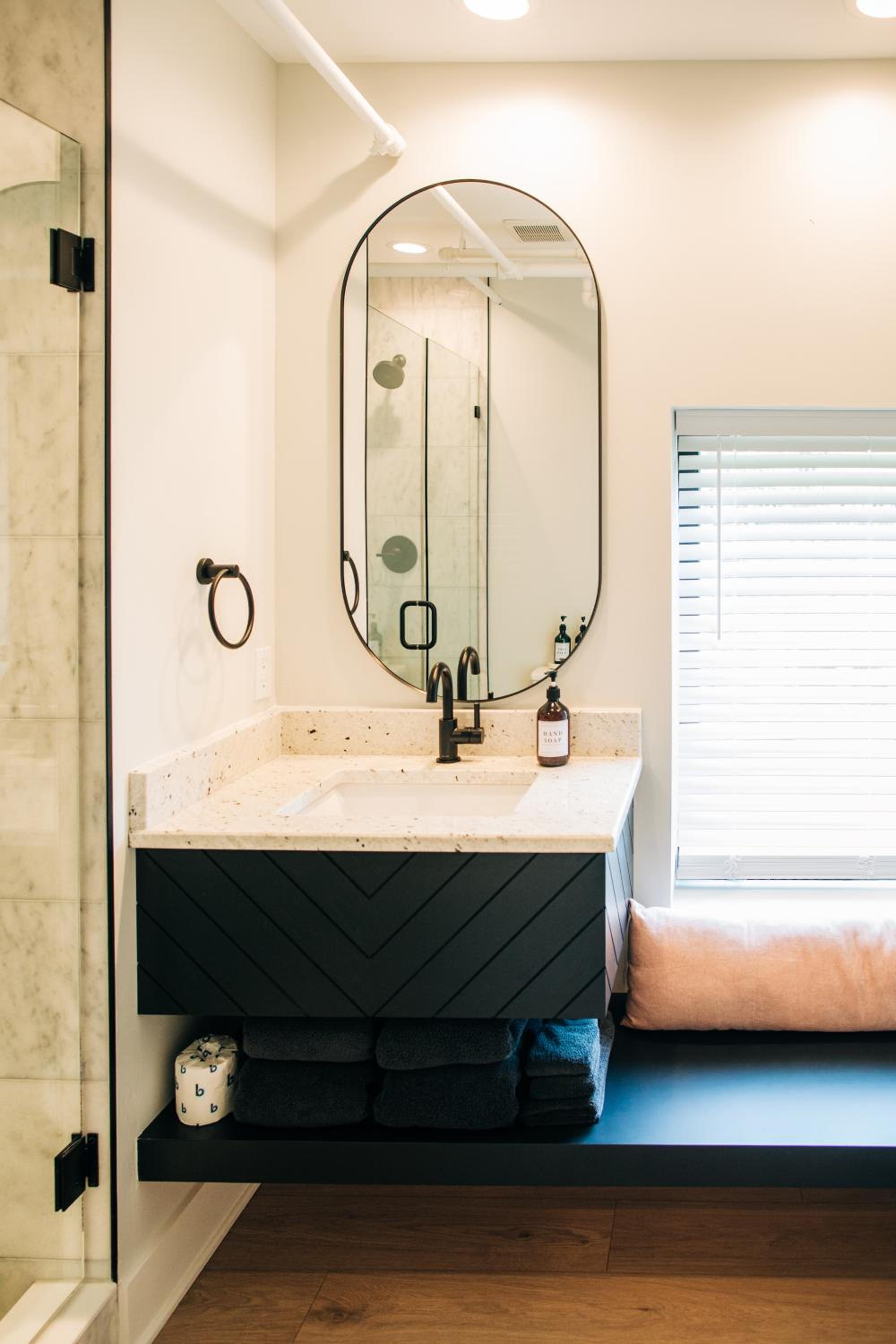 Deluxe Queen Suite - Photo 27