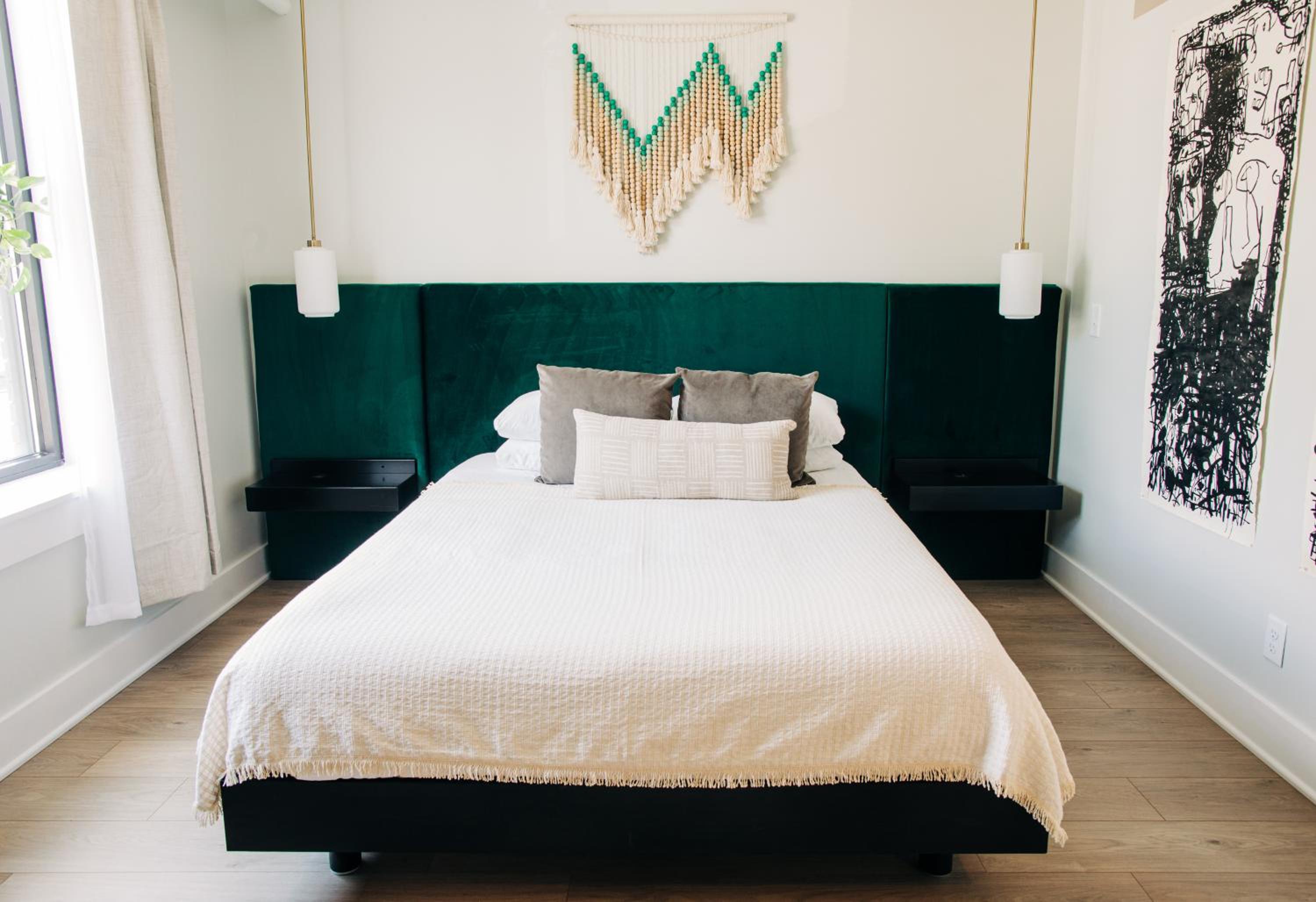 Deluxe Queen Suite - Photo 10