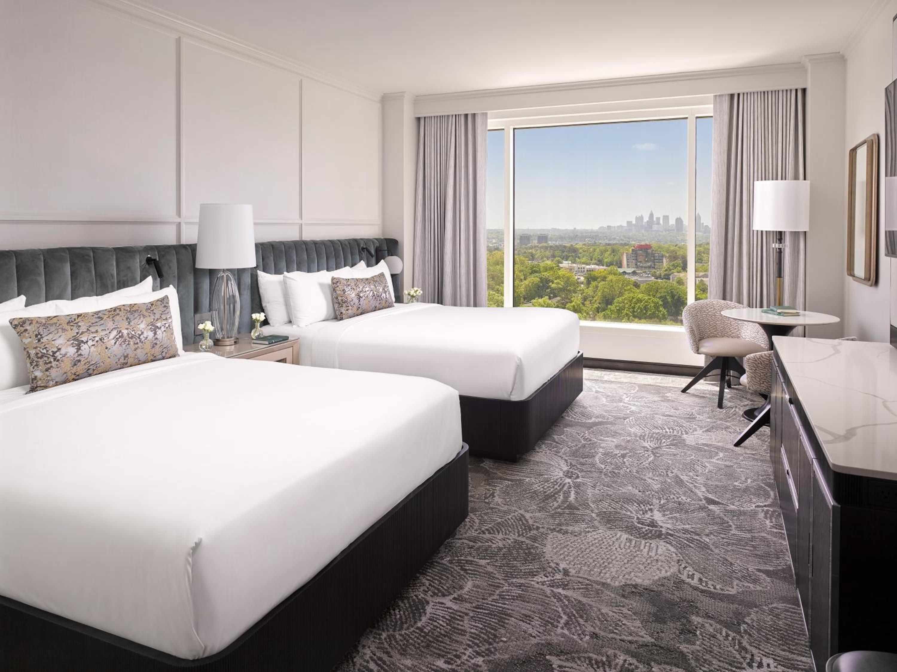 Premium Queen Room with Two Queen Beds, Panoramic View and Club Lounge Access photo 3