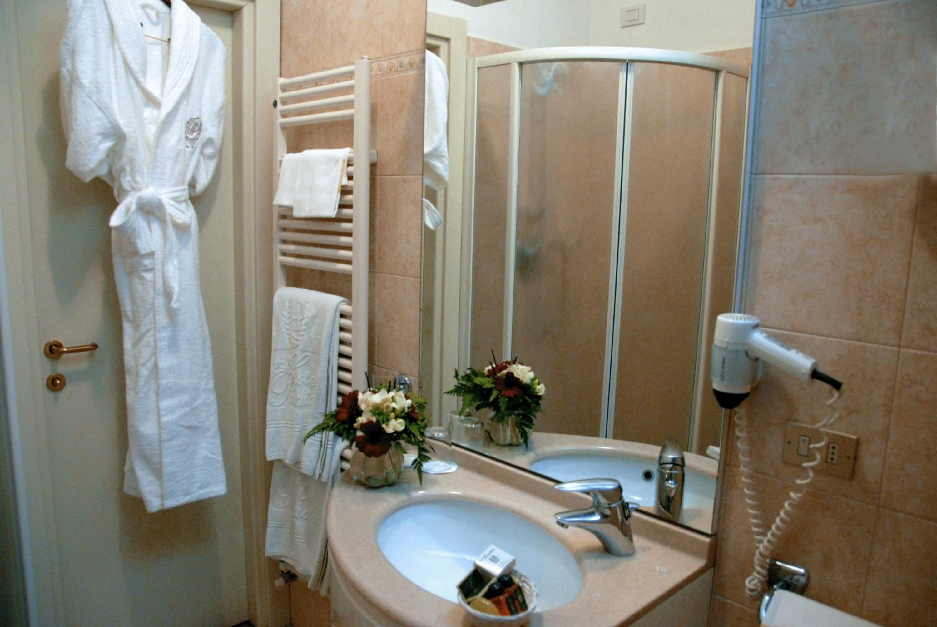 Double Room with Balcony - Photo 6