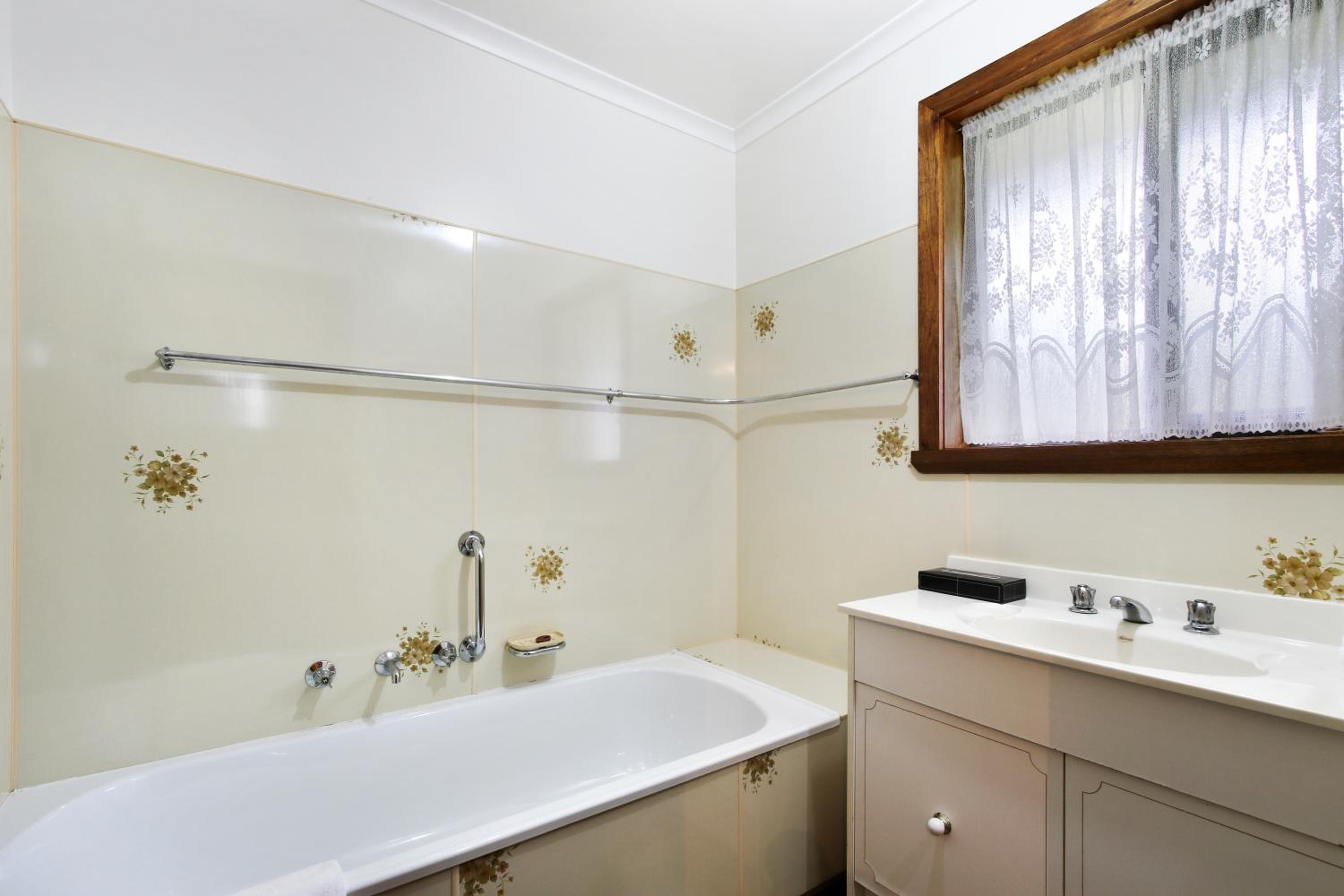 Three-Bedroom House photo 3