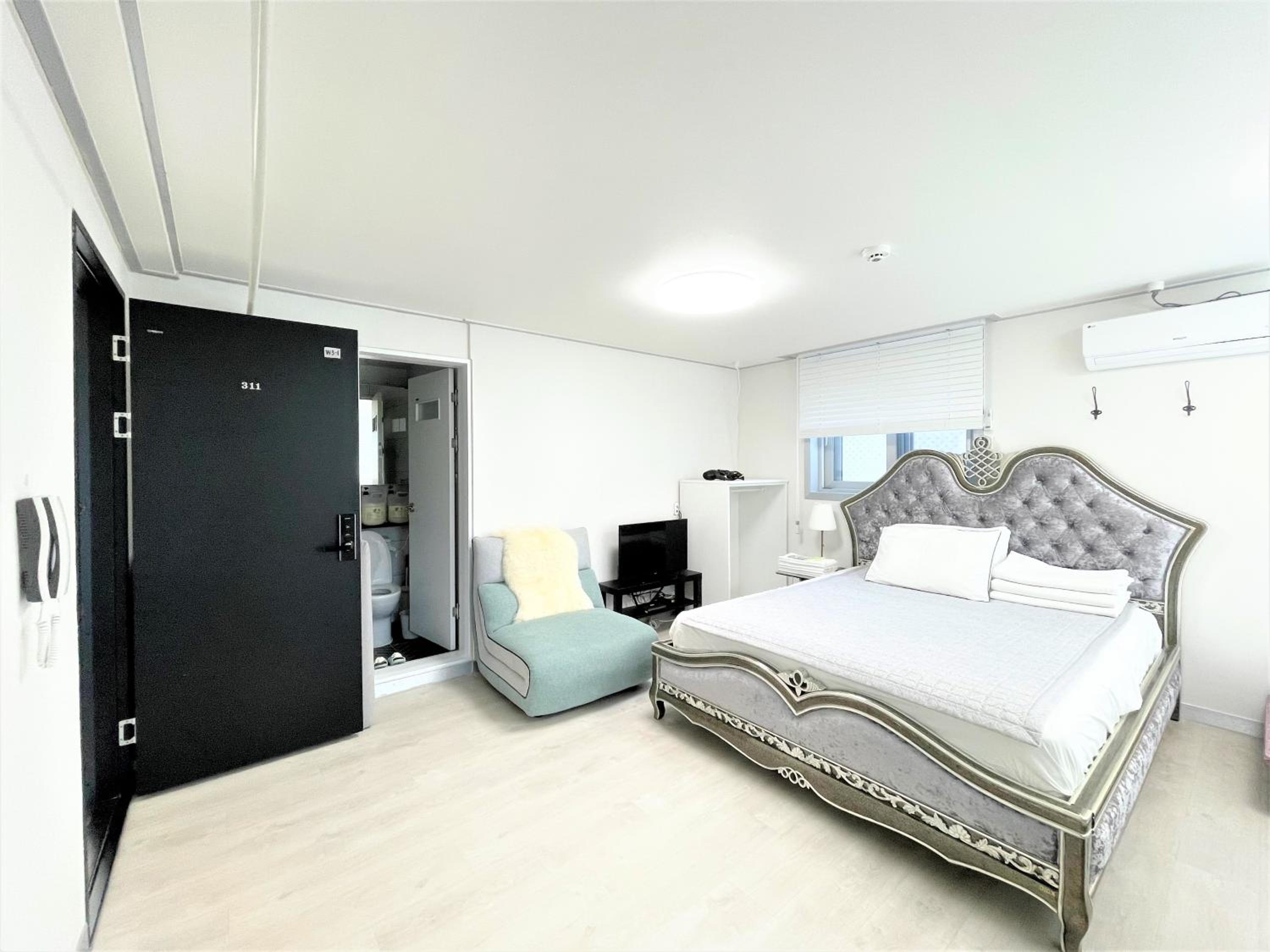 Quadruple Room with Private Bathroom - Photo 12