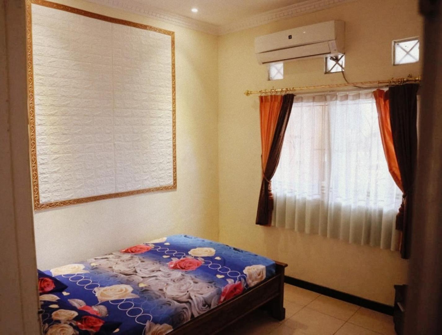 Three-Bedroom House - Photo 4