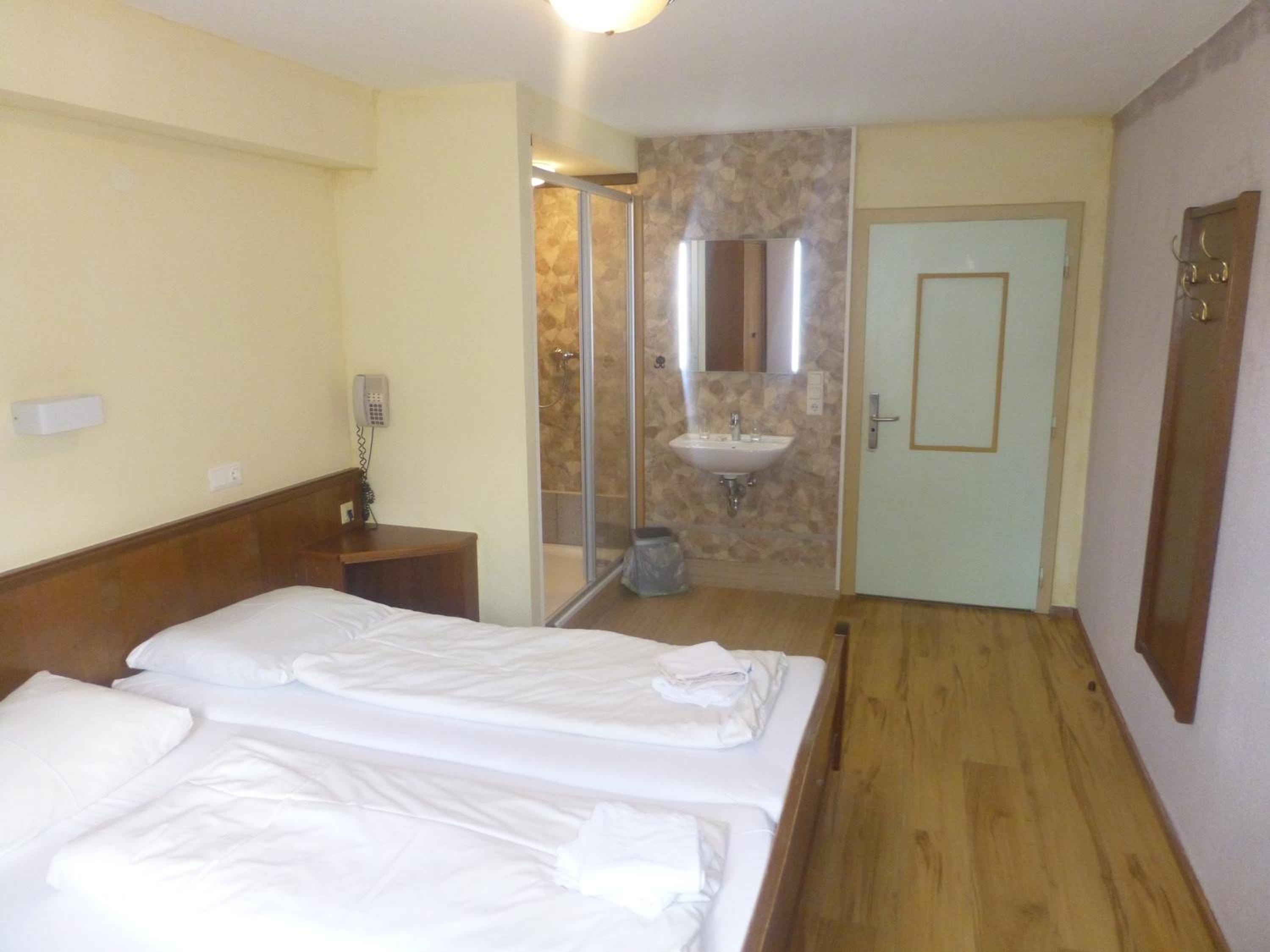 Economy Double Room with Shared Bathroom photo 2