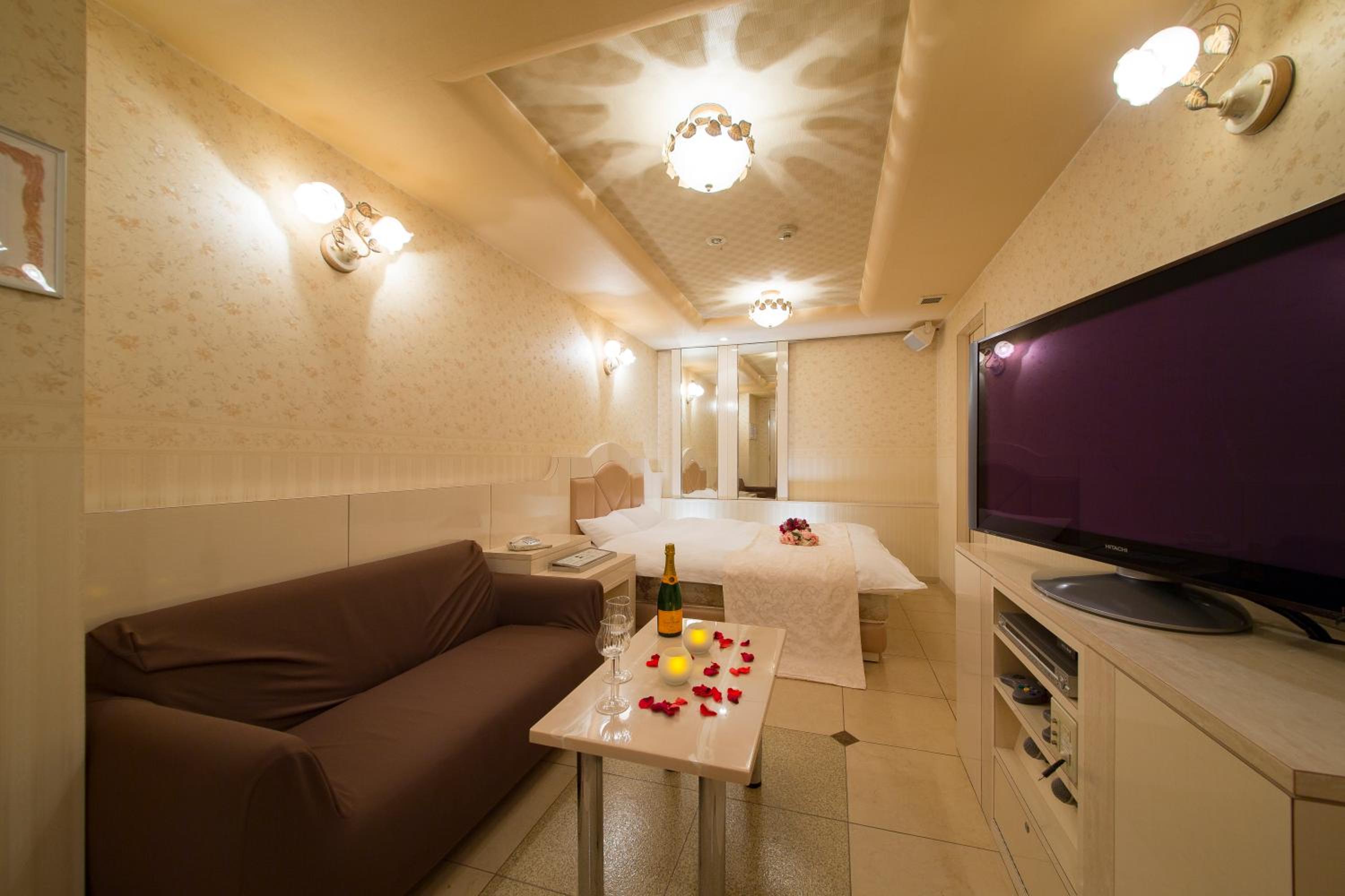 Double or Twin Room with Private Bathroom - Photo 35