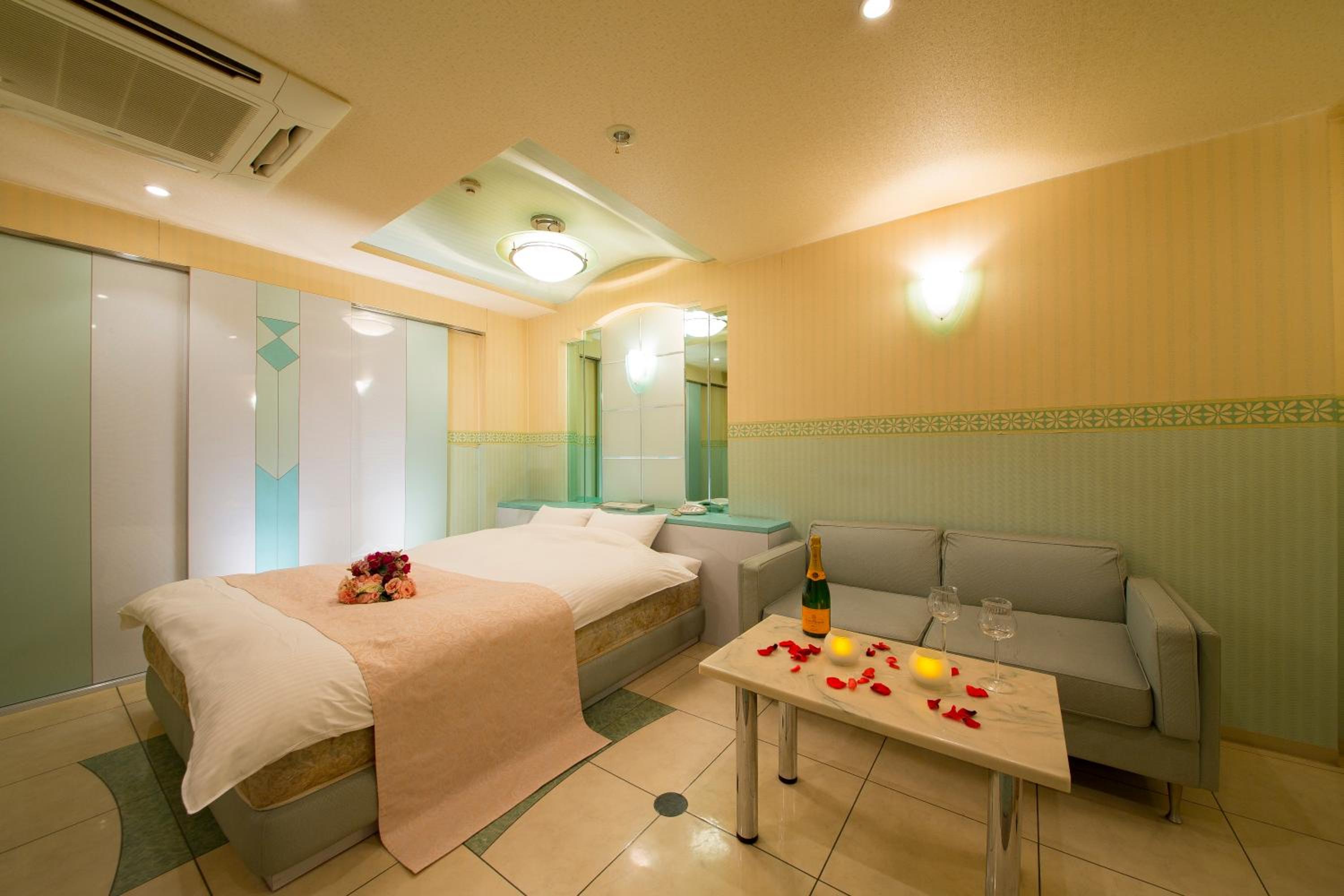 Double or Twin Room with Private Bathroom - Photo 33