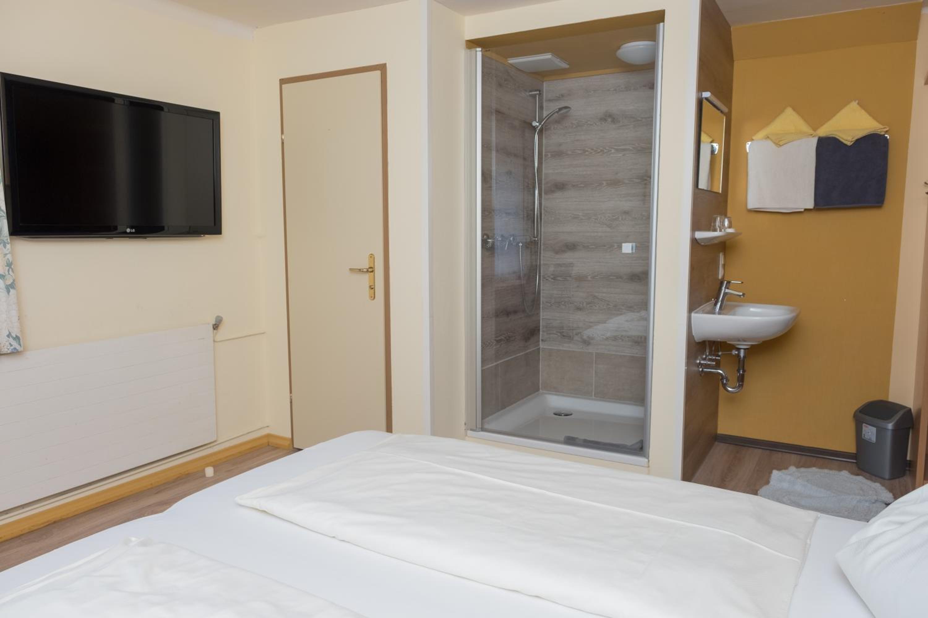 Standard Double Room - Photo 7