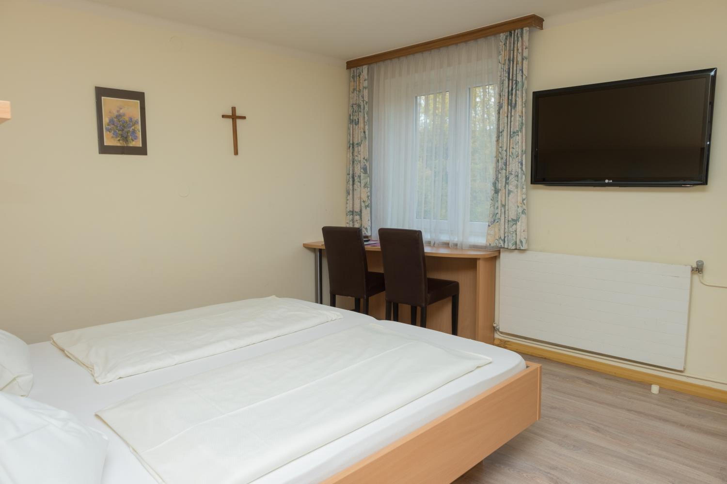 Standard Double Room - Photo 8
