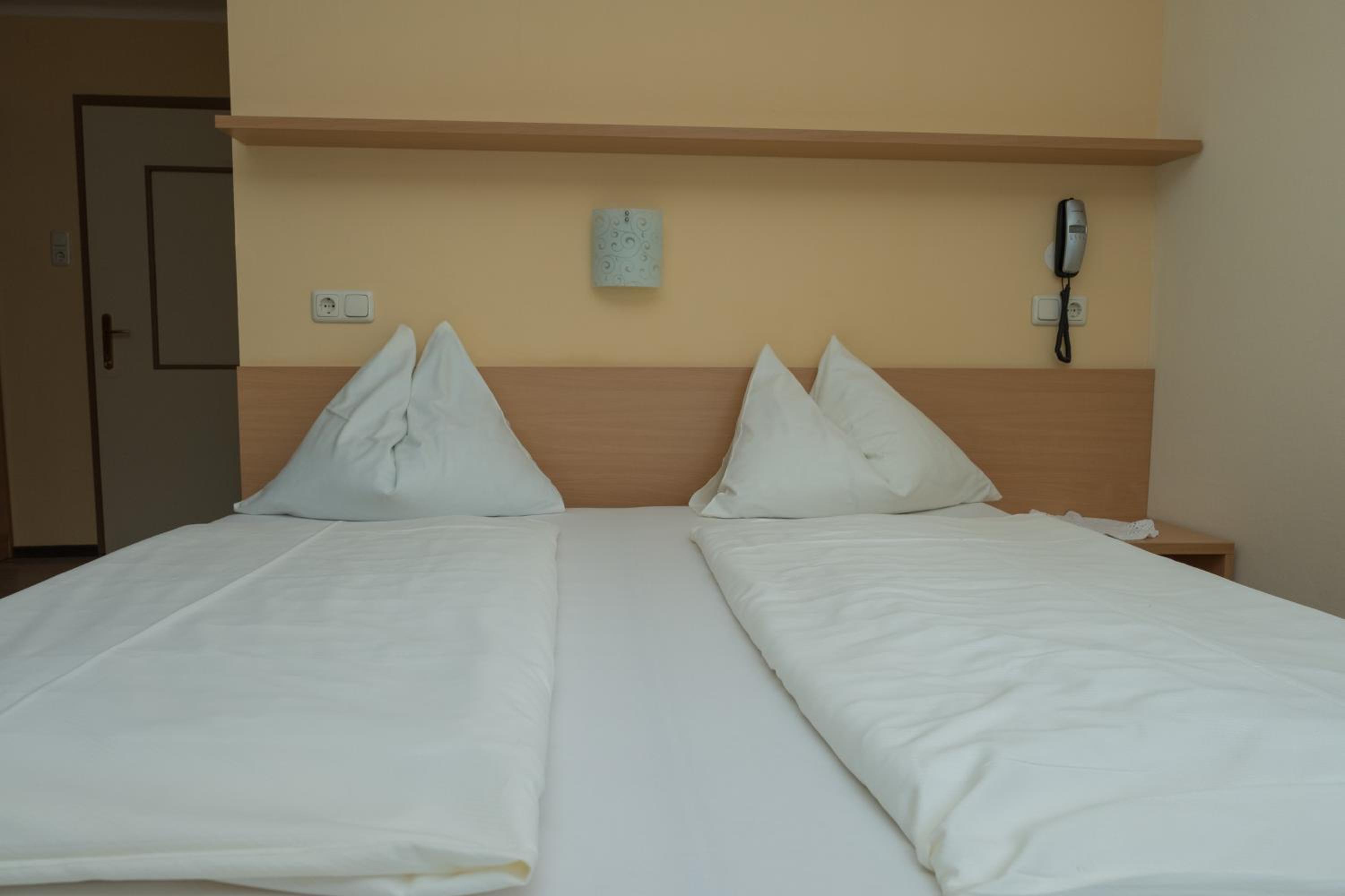 Standard Double Room - Photo 9