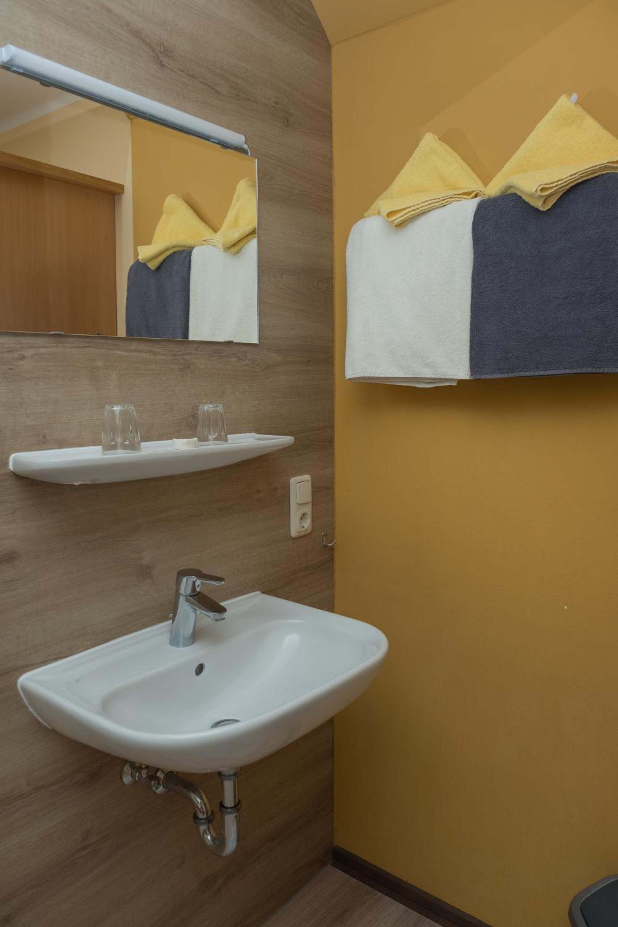 Standard Double Room - Photo 11