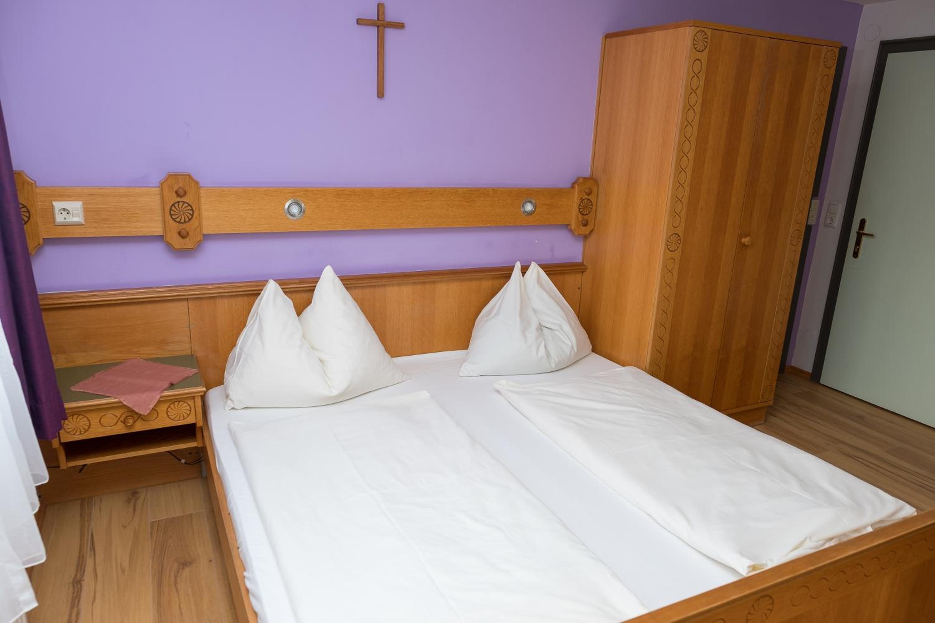 Standard Double Room - Photo 12