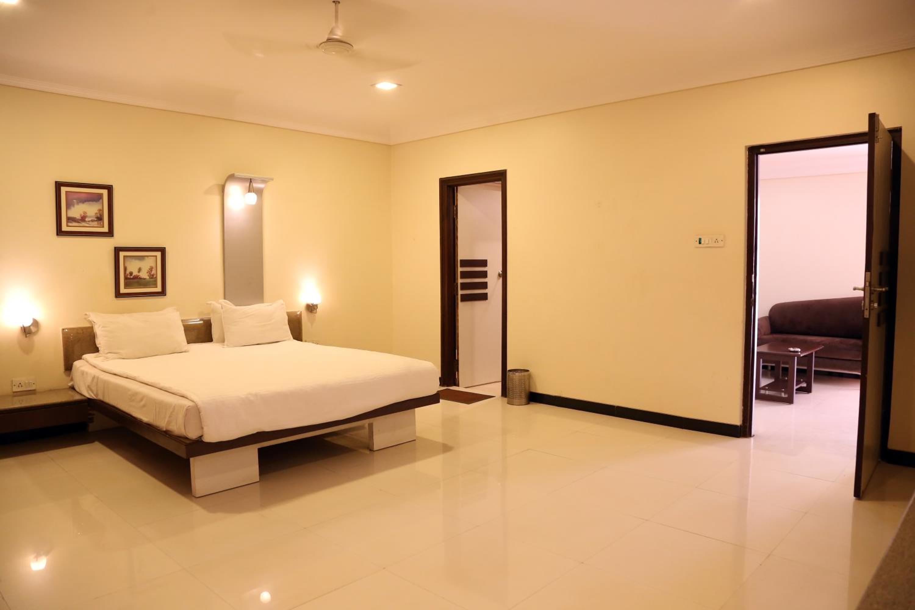 Executive Suite - Photo 3