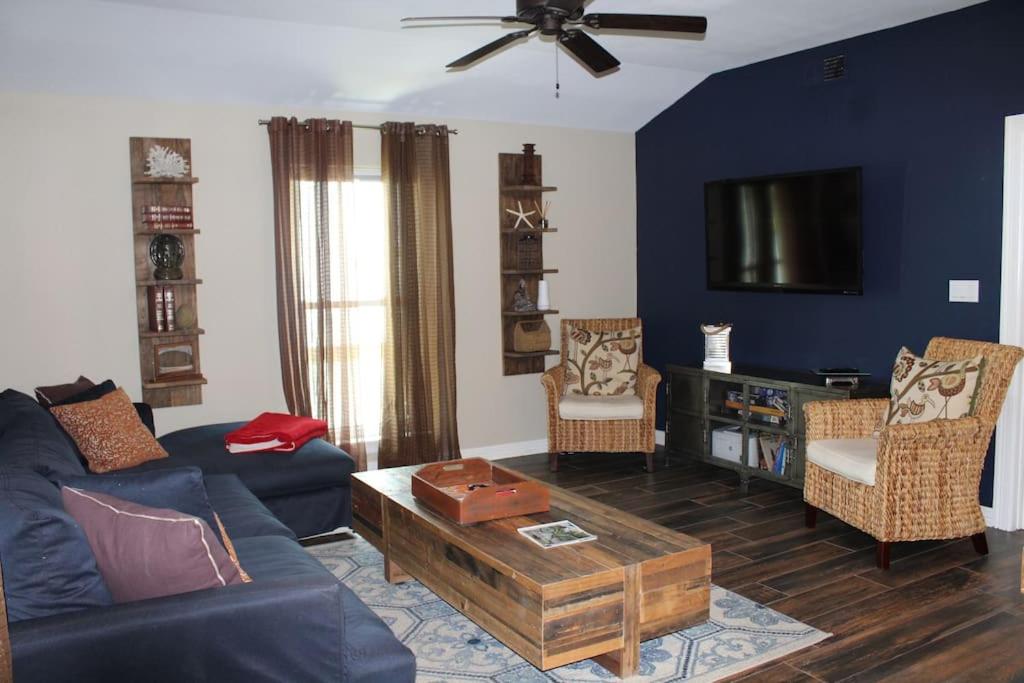 Three-Bedroom House photo 2