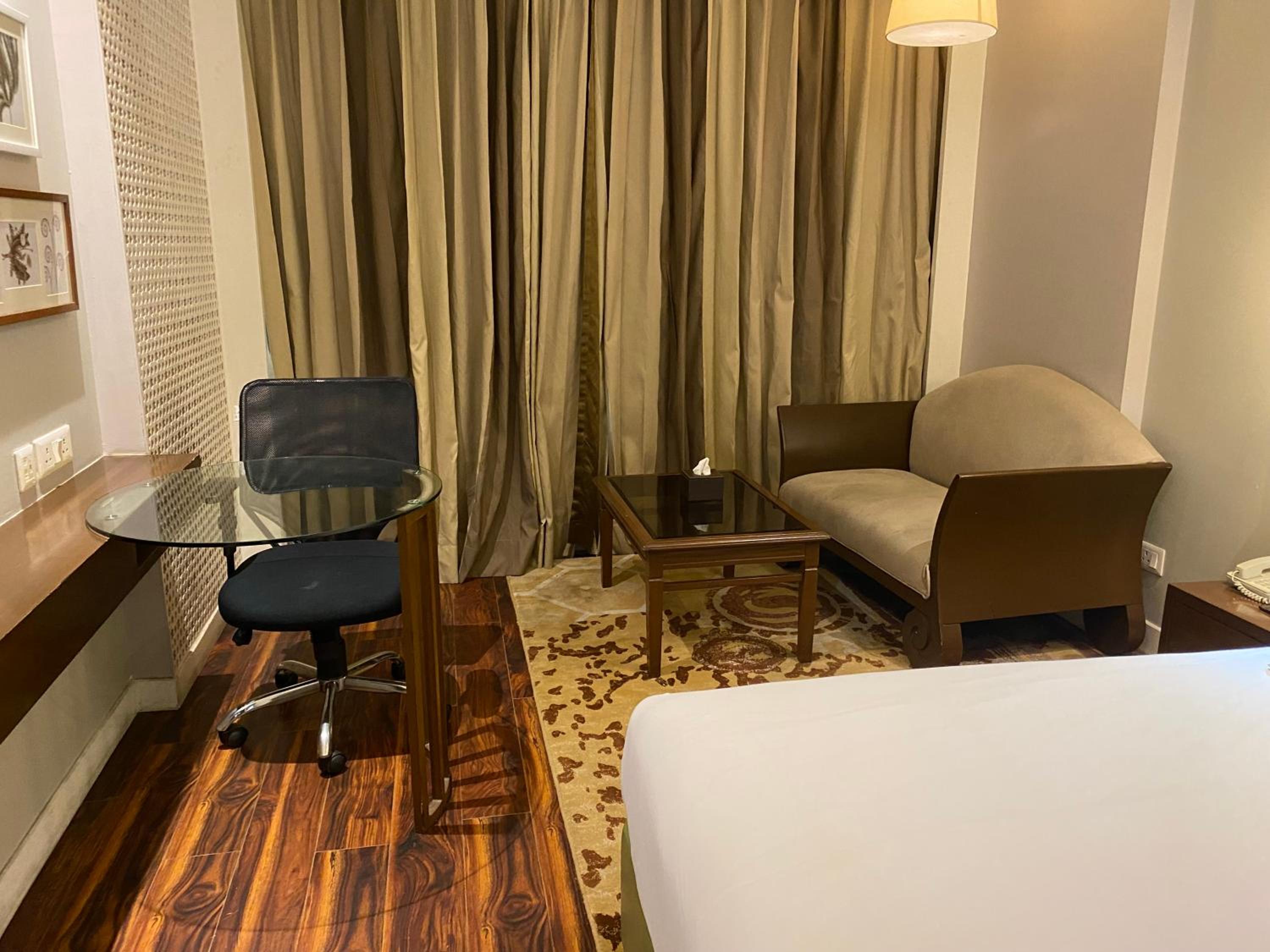 Deluxe King Room - Non-Smoking - Photo 16