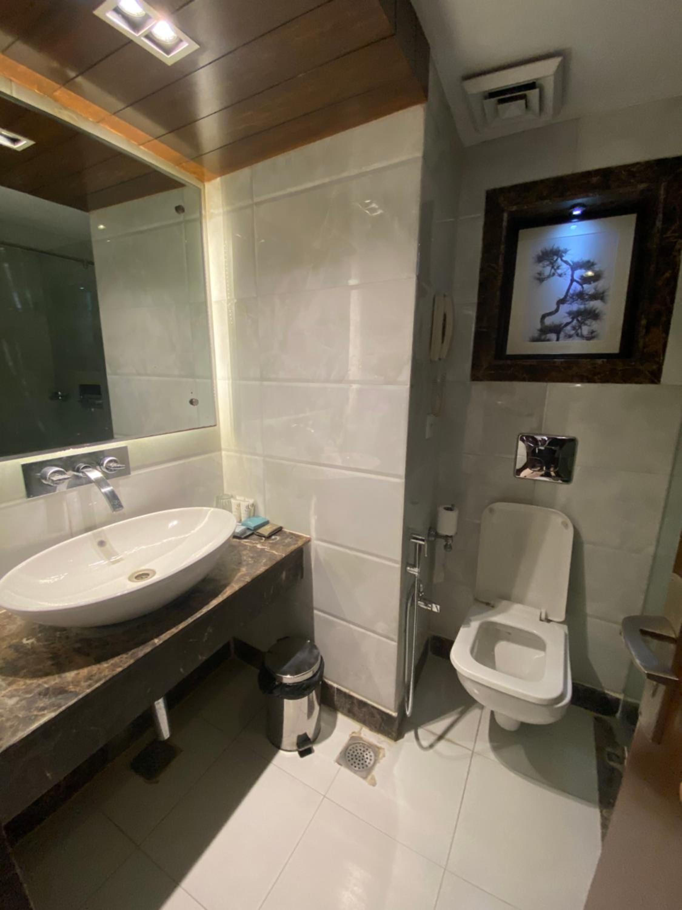Deluxe King Room - Non-Smoking - Photo 15