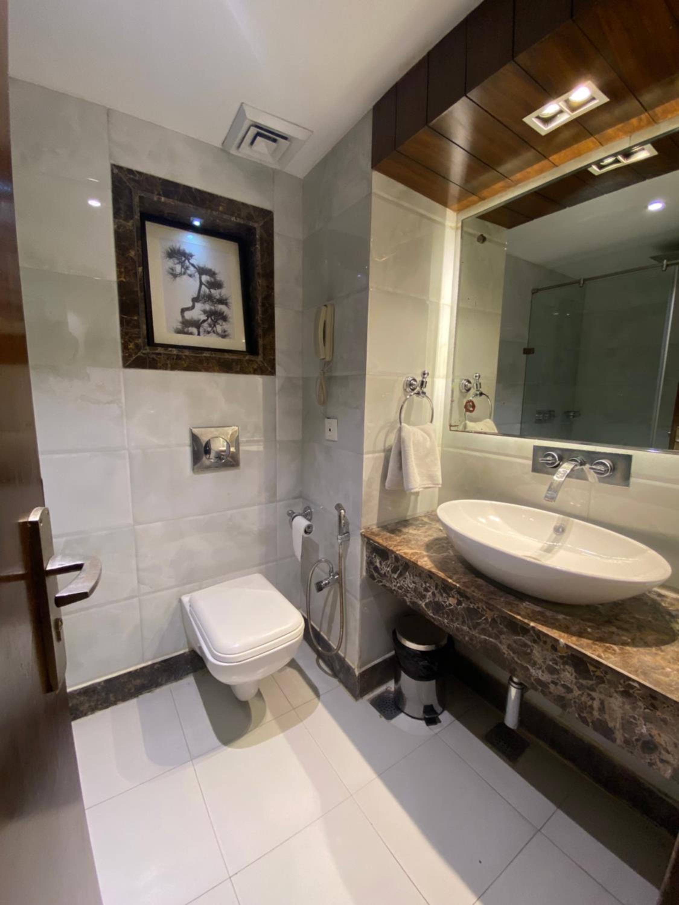 Deluxe King Room - Non-Smoking - Photo 14