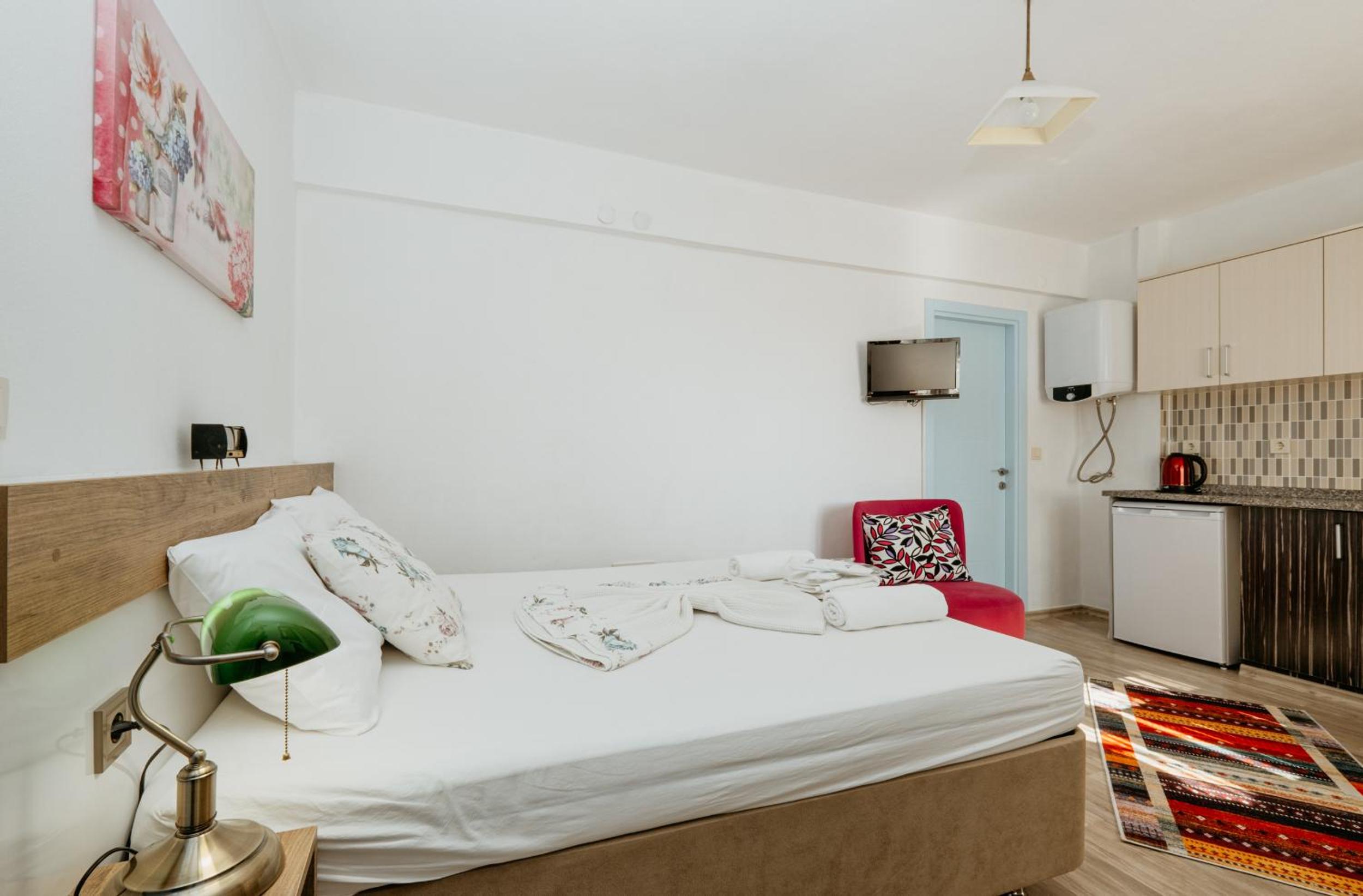 Double Room with Balcony - Photo 4