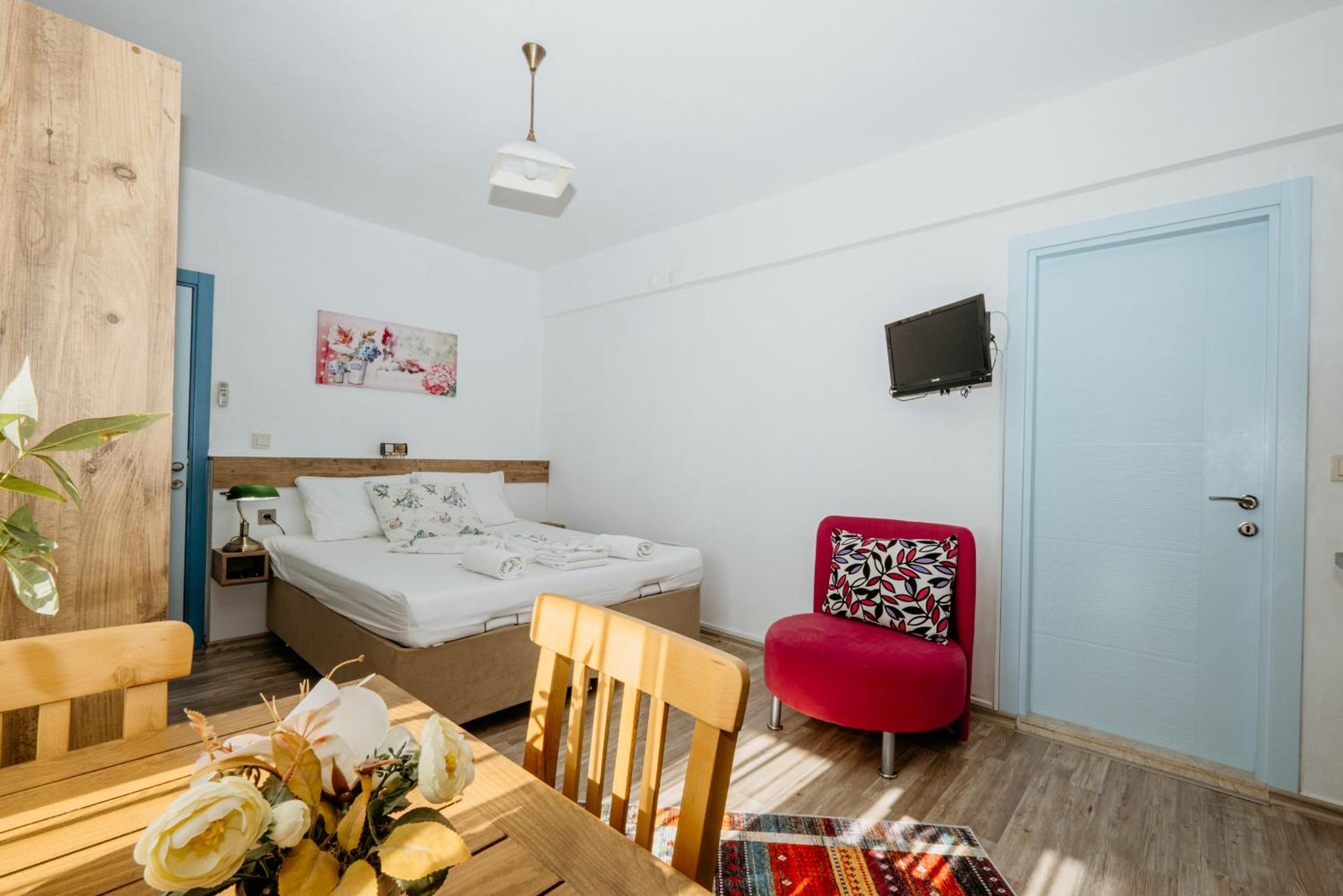 Double Room with Balcony - Photo 9