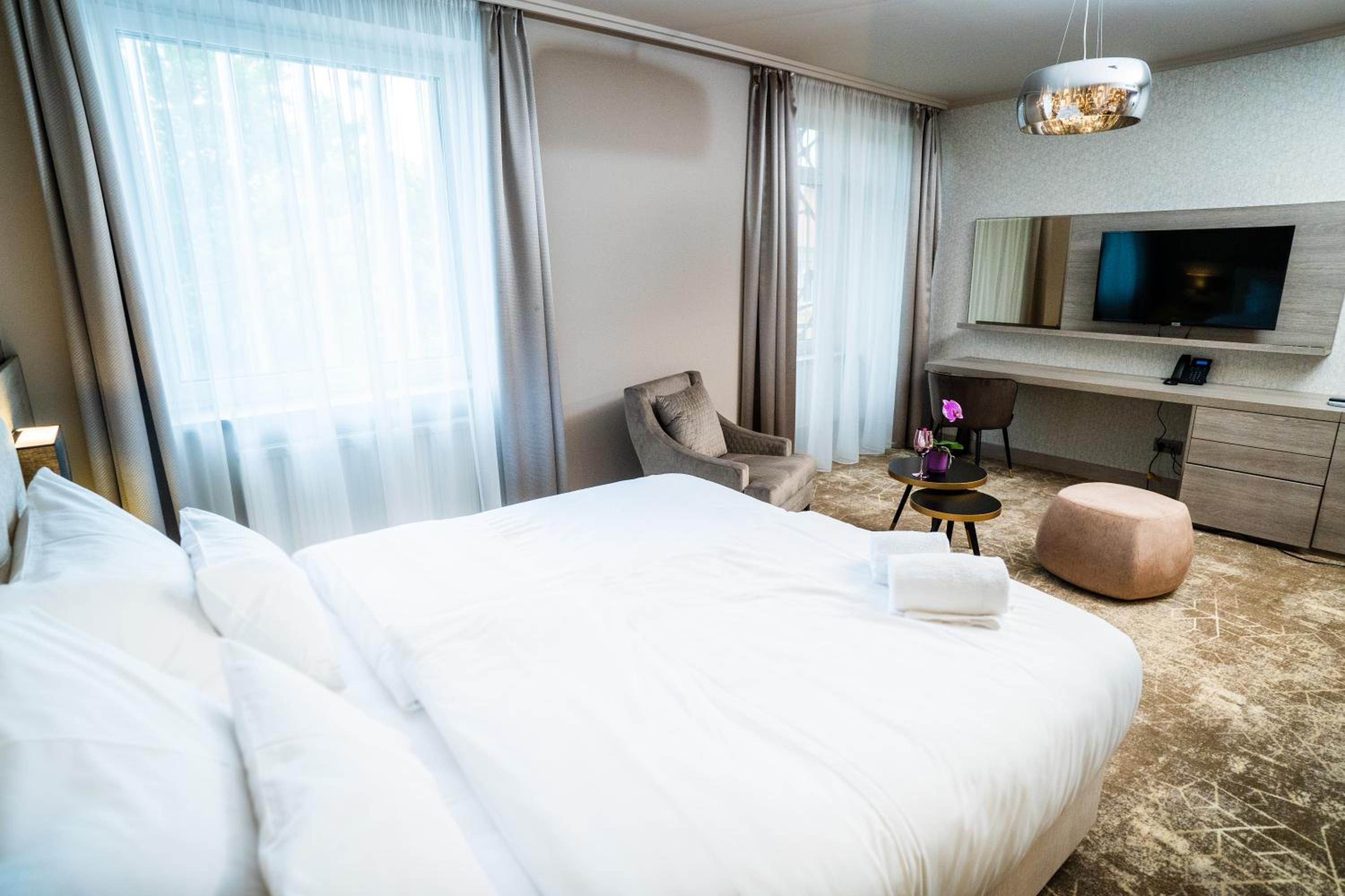 Deluxe Double Room with Bath - Photo 21