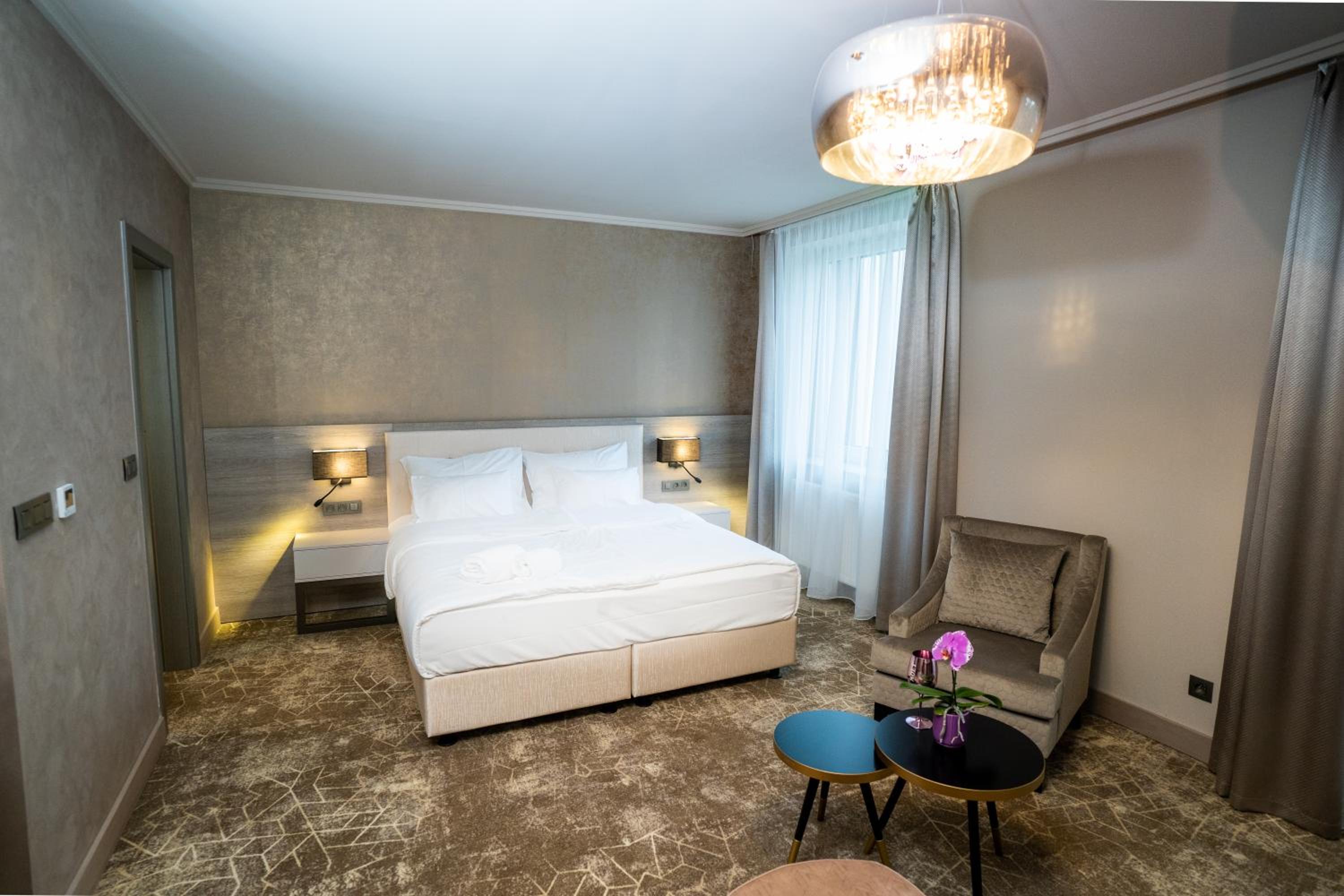 Deluxe Double Room with Bath - Photo 20