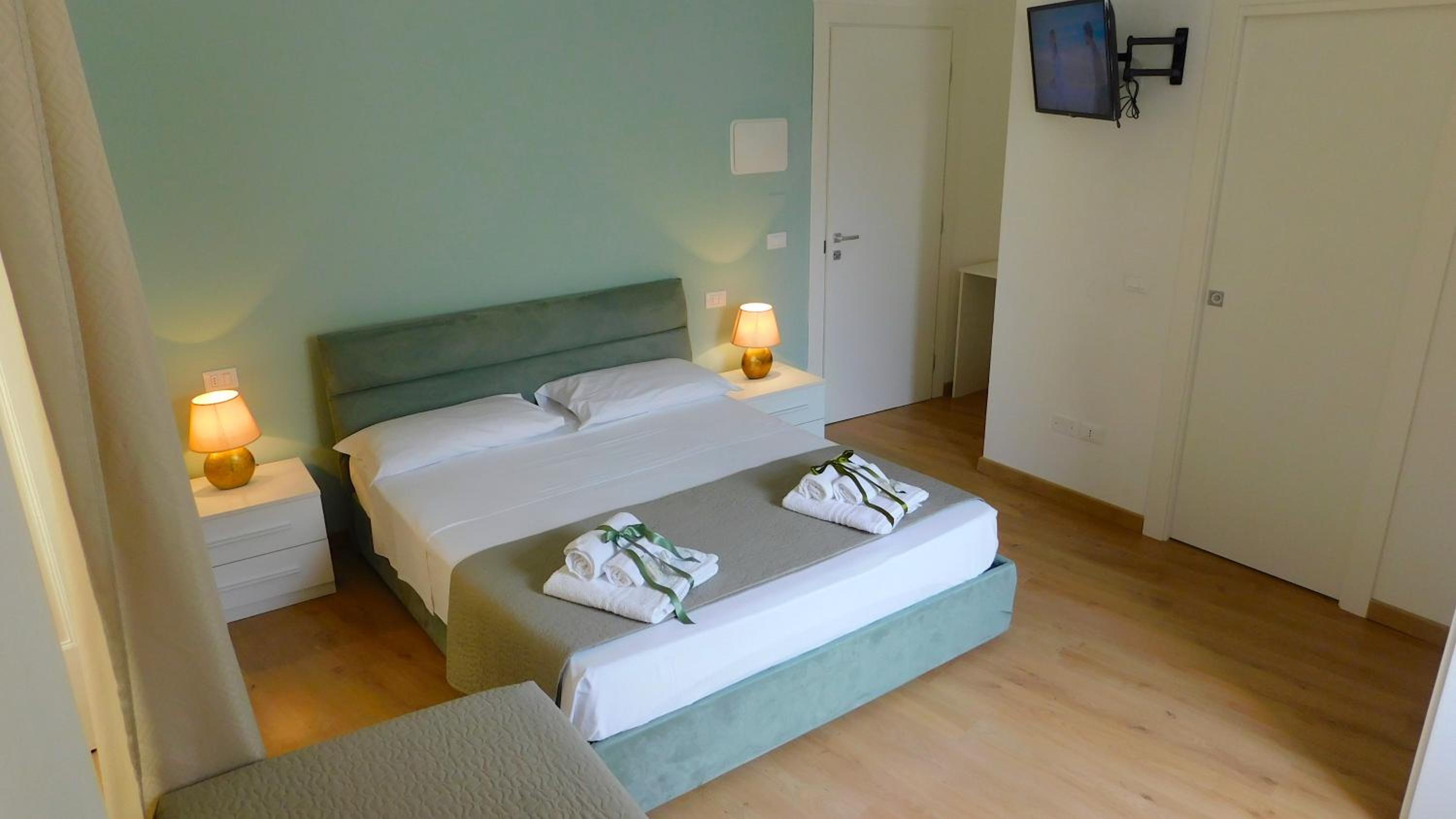 Double Room with Balcony - Photo 10