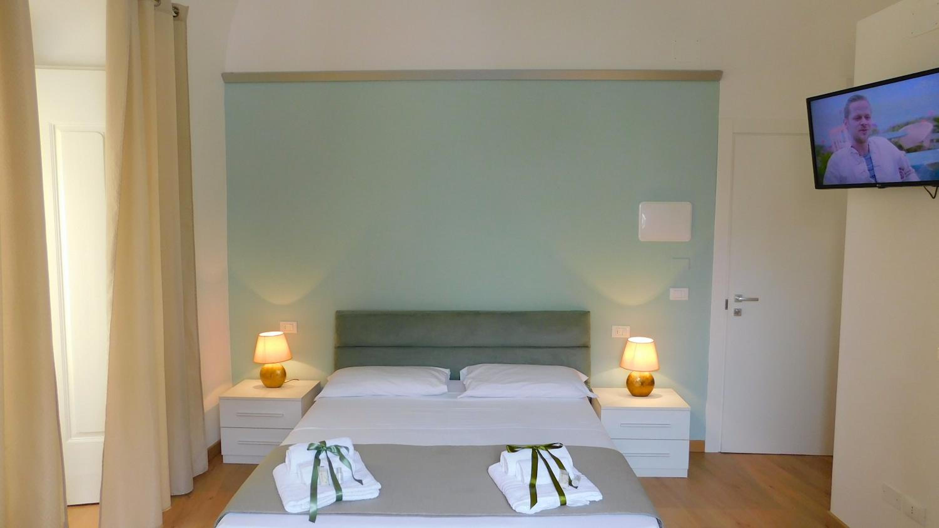 Double Room with Balcony - Photo 11