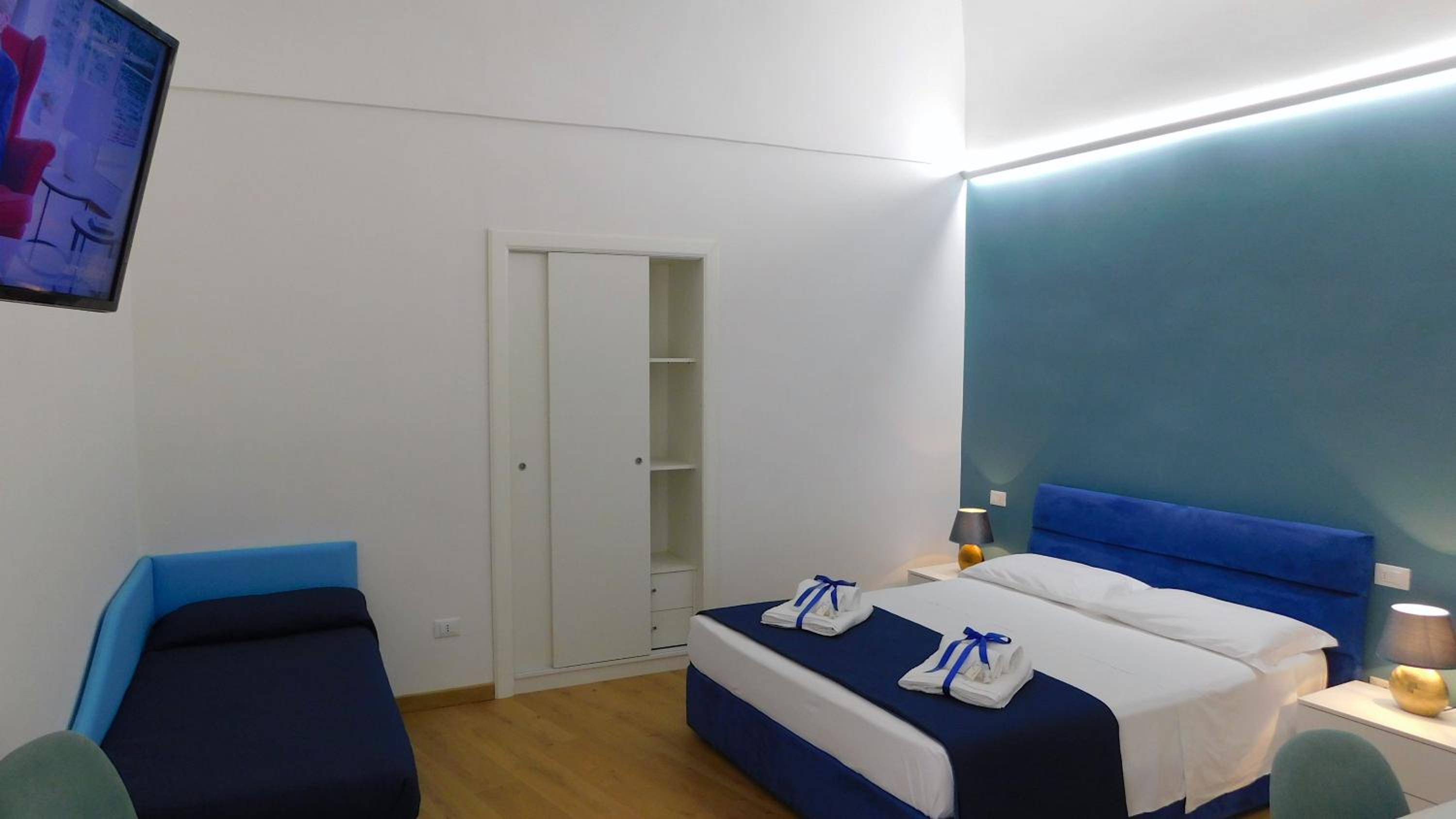 Double Room with Balcony - Photo 12
