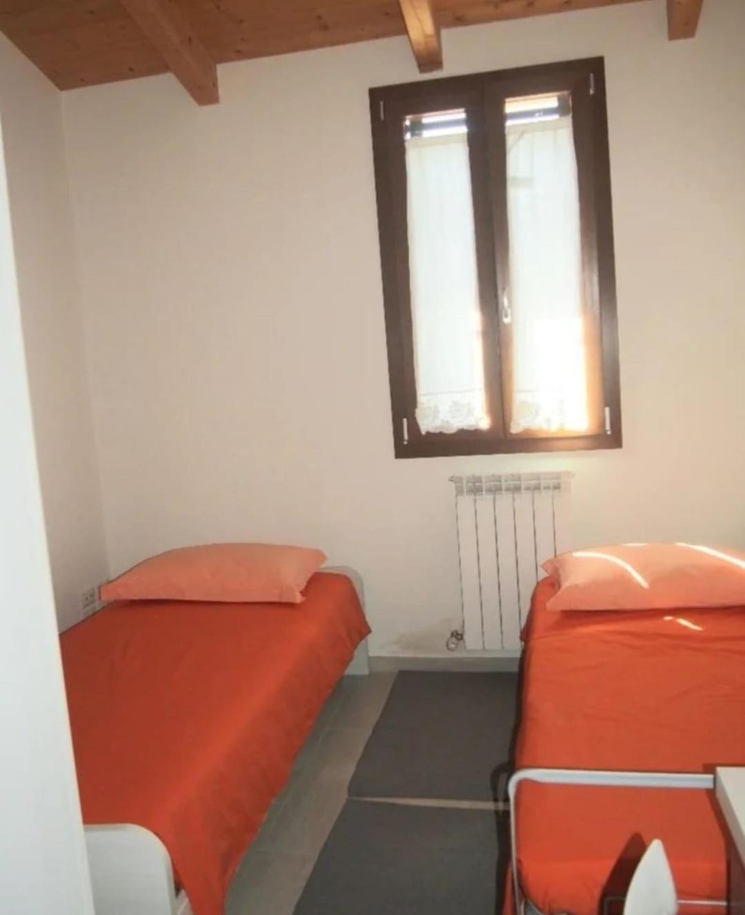 Twin Room with Bathroom - Photo 1