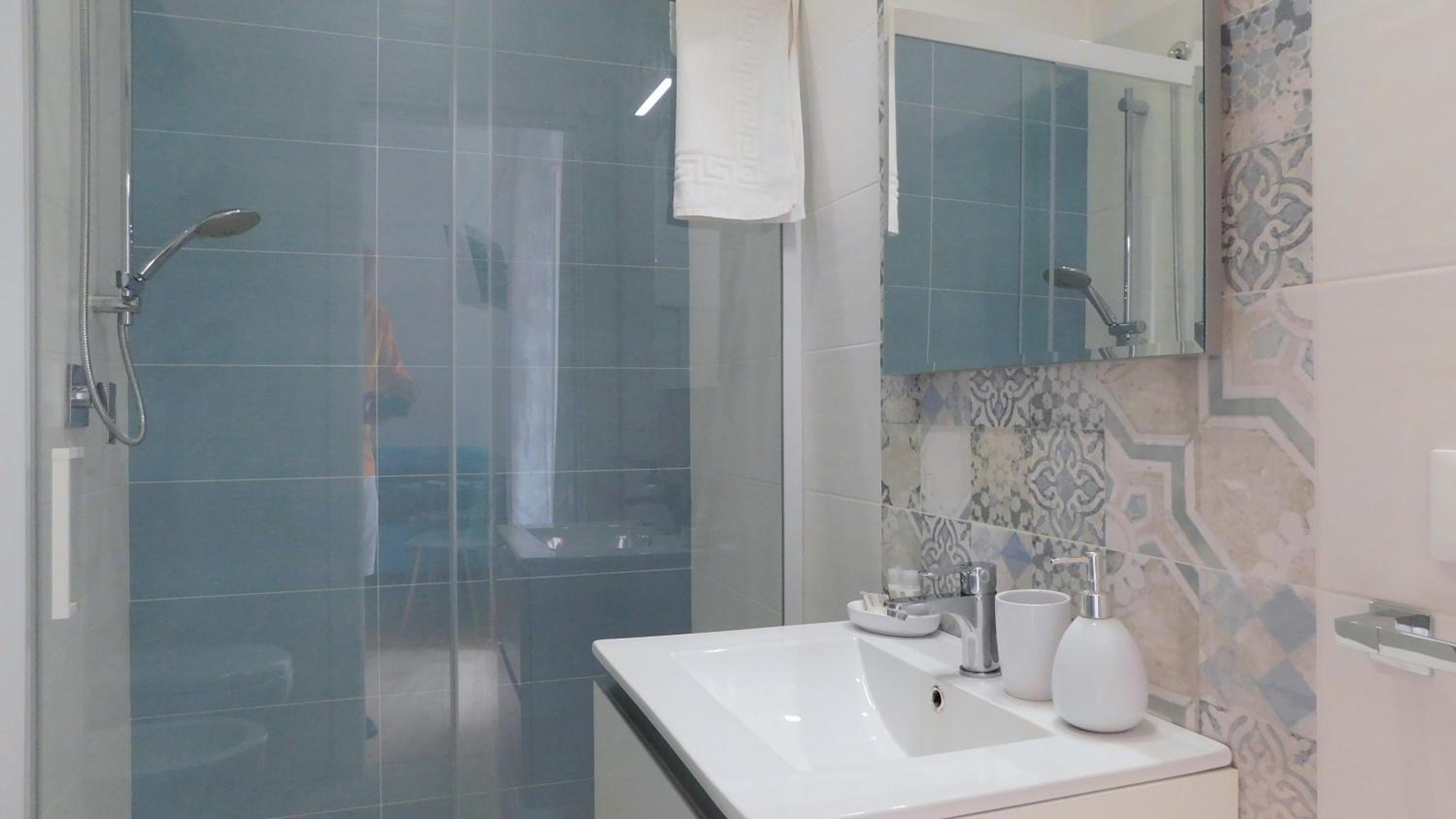 Double Room with Balcony - Photo 13