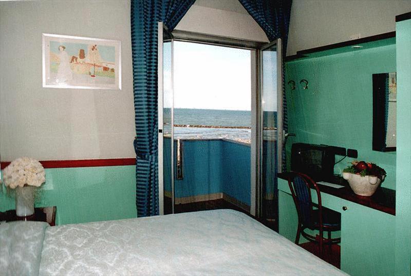 Double or Twin Room - Photo 8