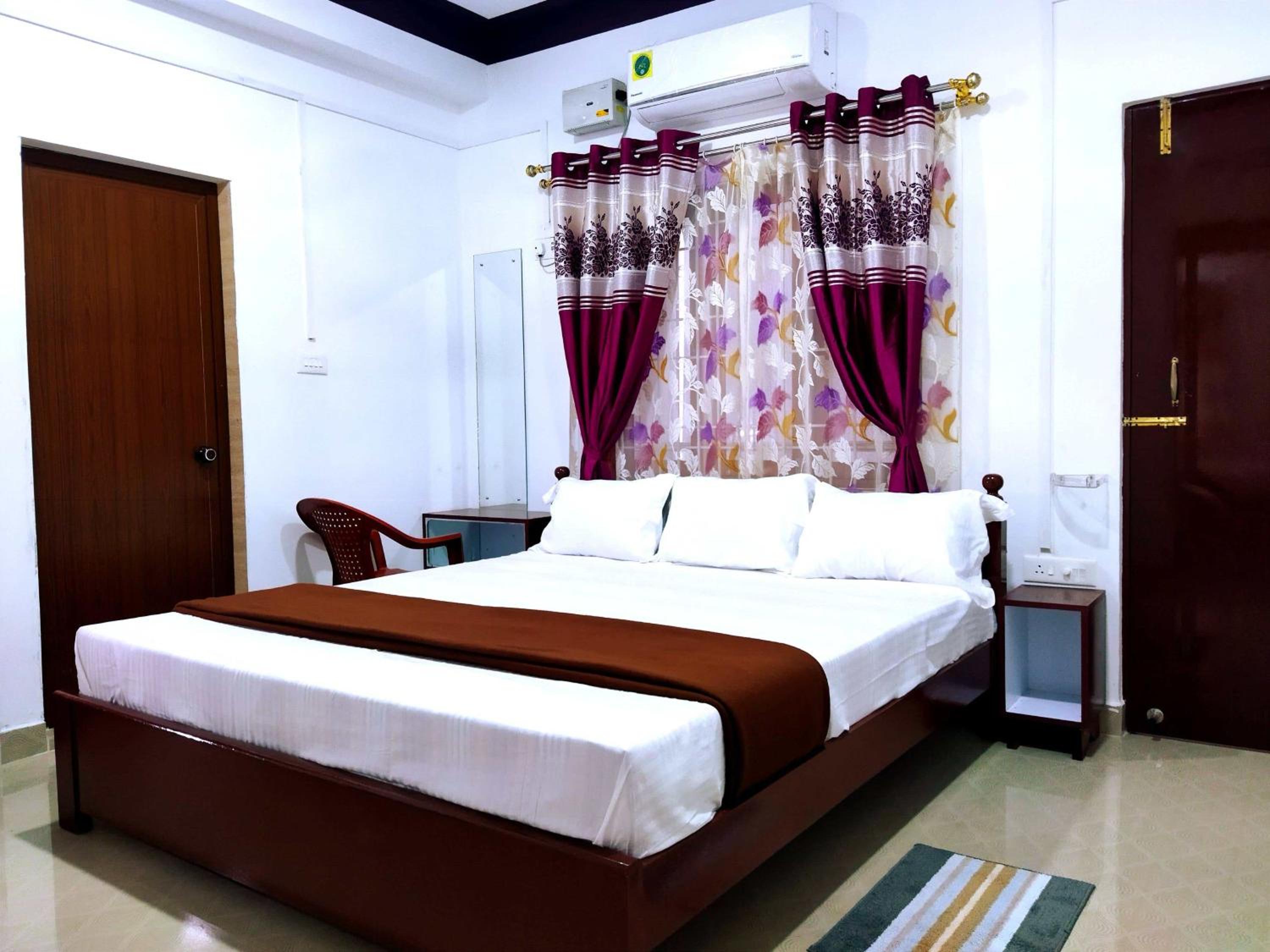 Deluxe Double Room (2 Adults + 1 Child) - Photo 4