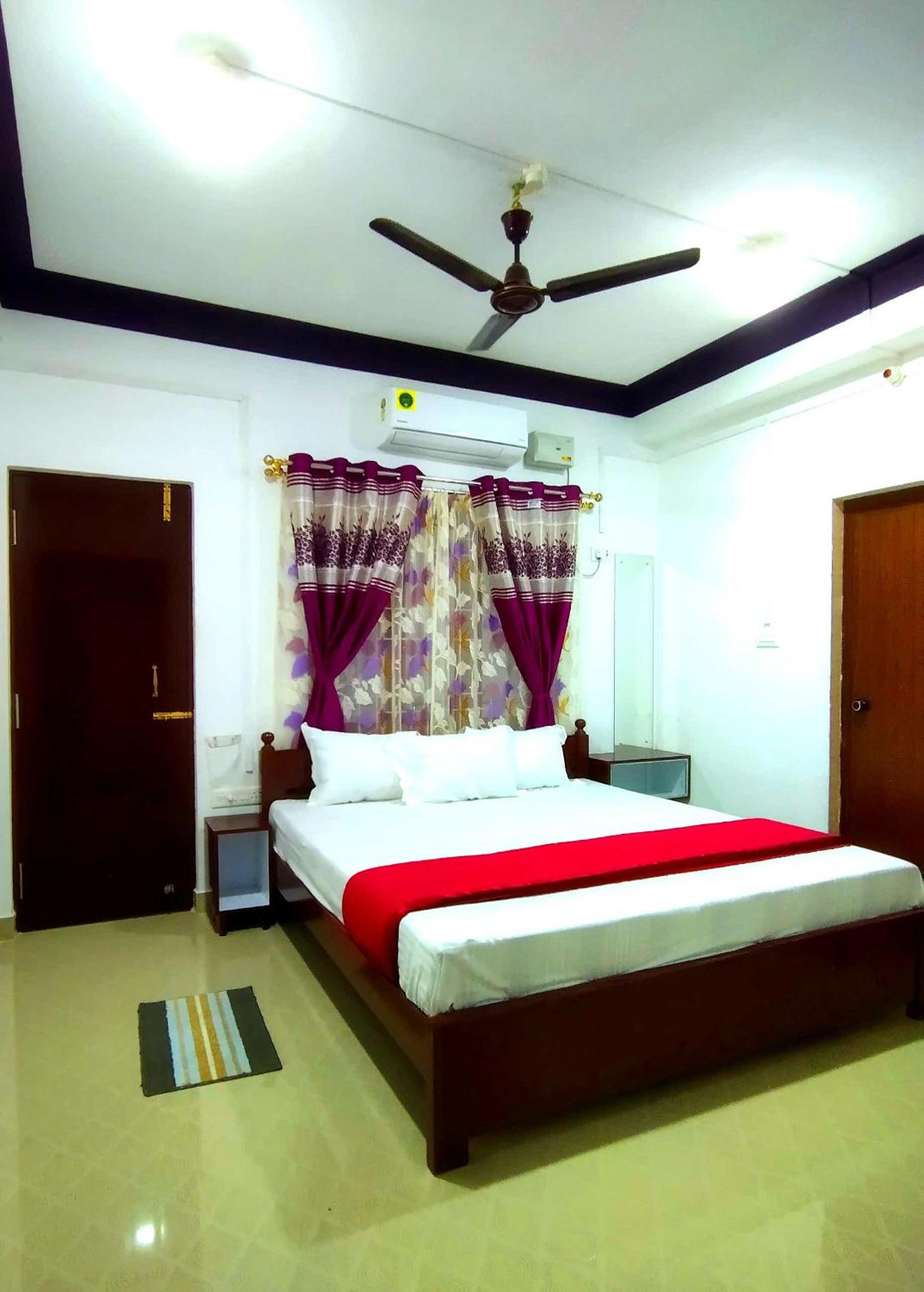 Deluxe Double Room (2 Adults + 1 Child) - Photo 1