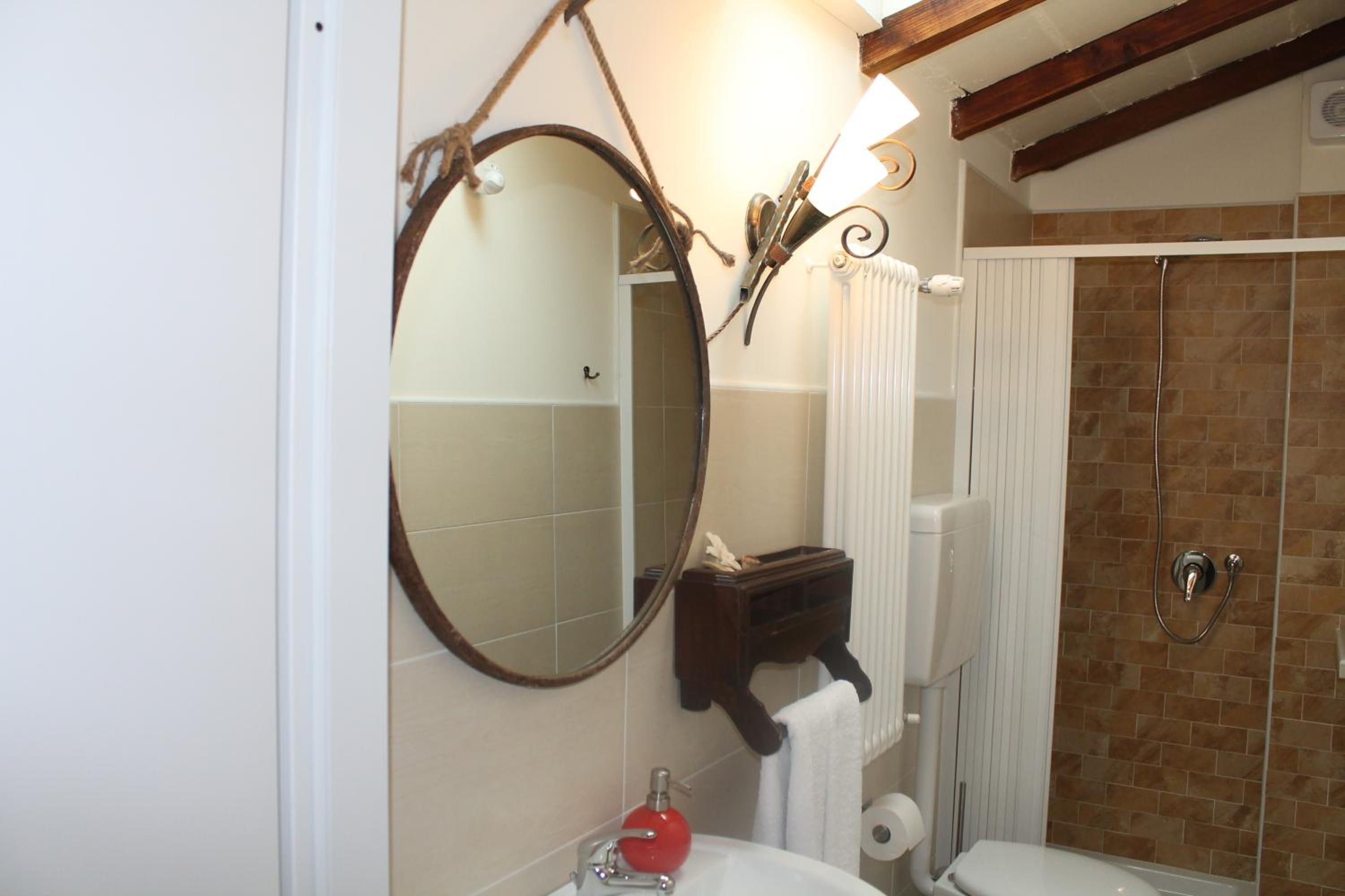 Double or Twin Room with Bathroom - Photo 8