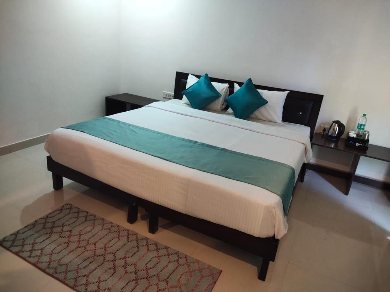 Deluxe Double Room (2 Adults + 1 Child)