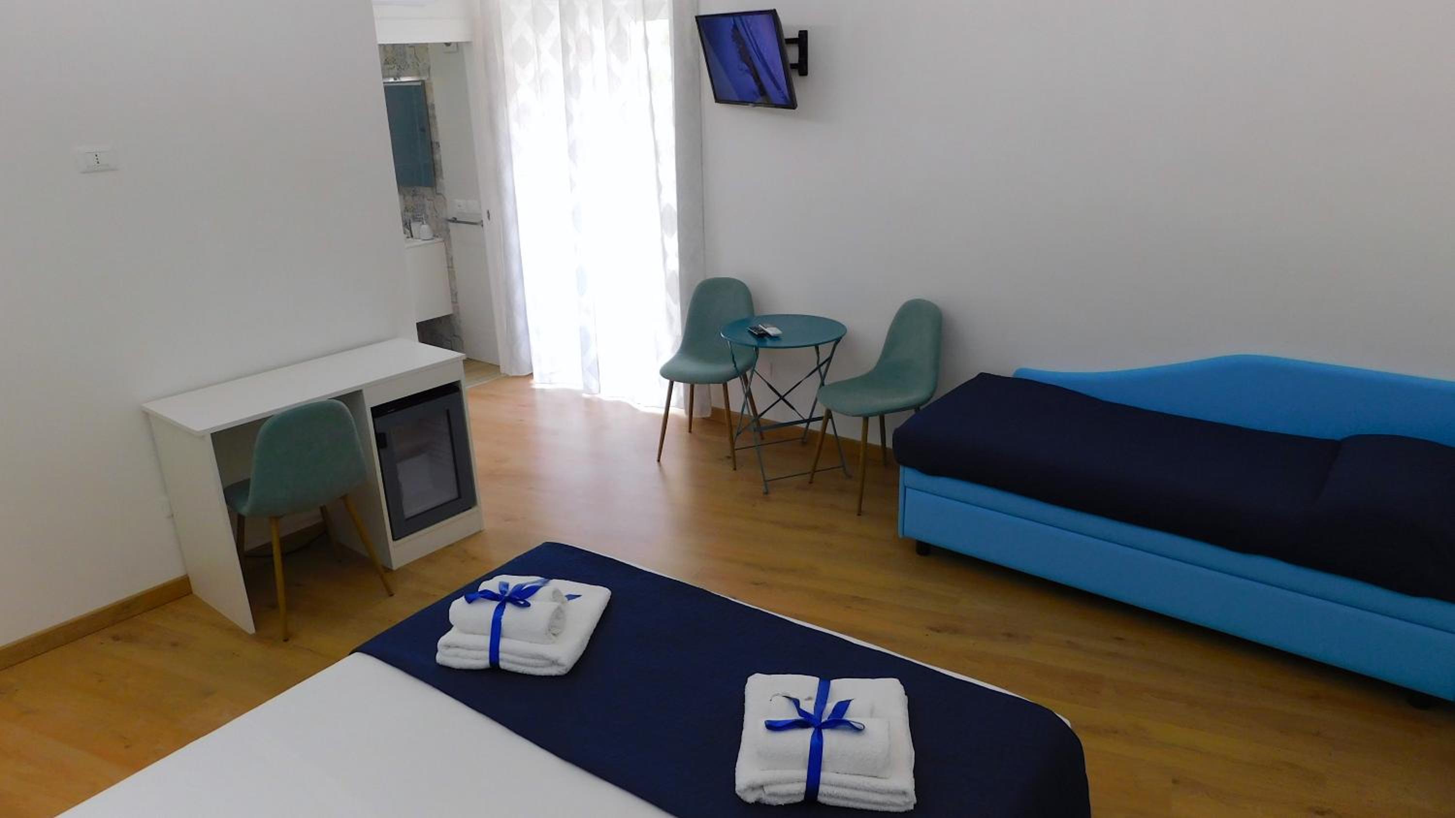 Double Room with Balcony - Photo 15