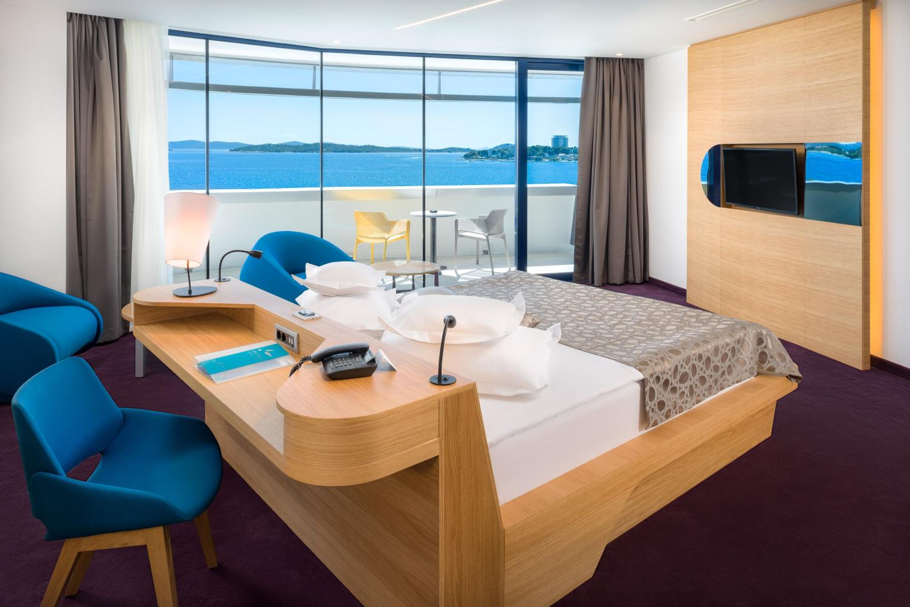 Deluxe Double or Twin Room with Balcony and Sea View photo 2