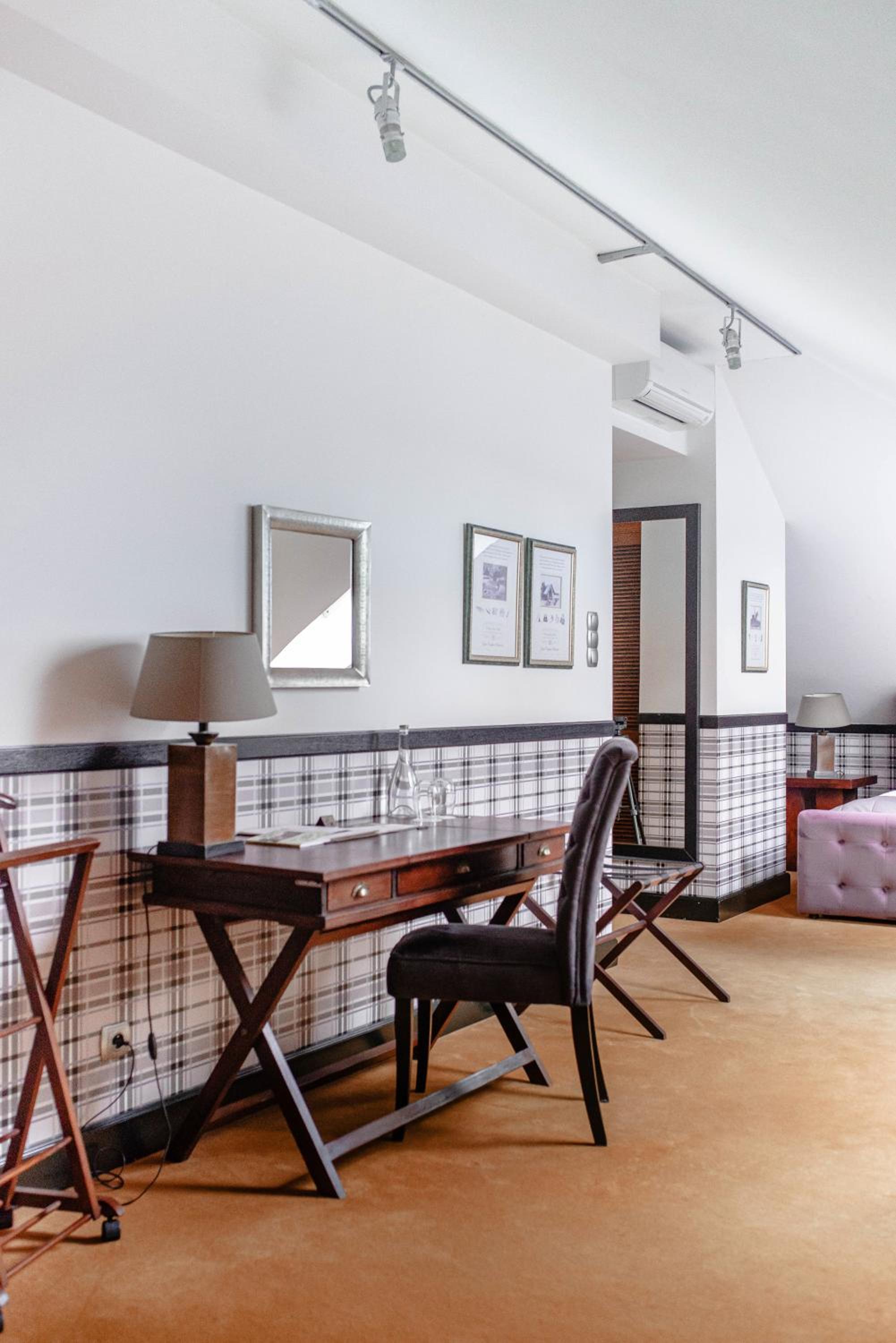 Twin Room with Extra Bed - Photo 1