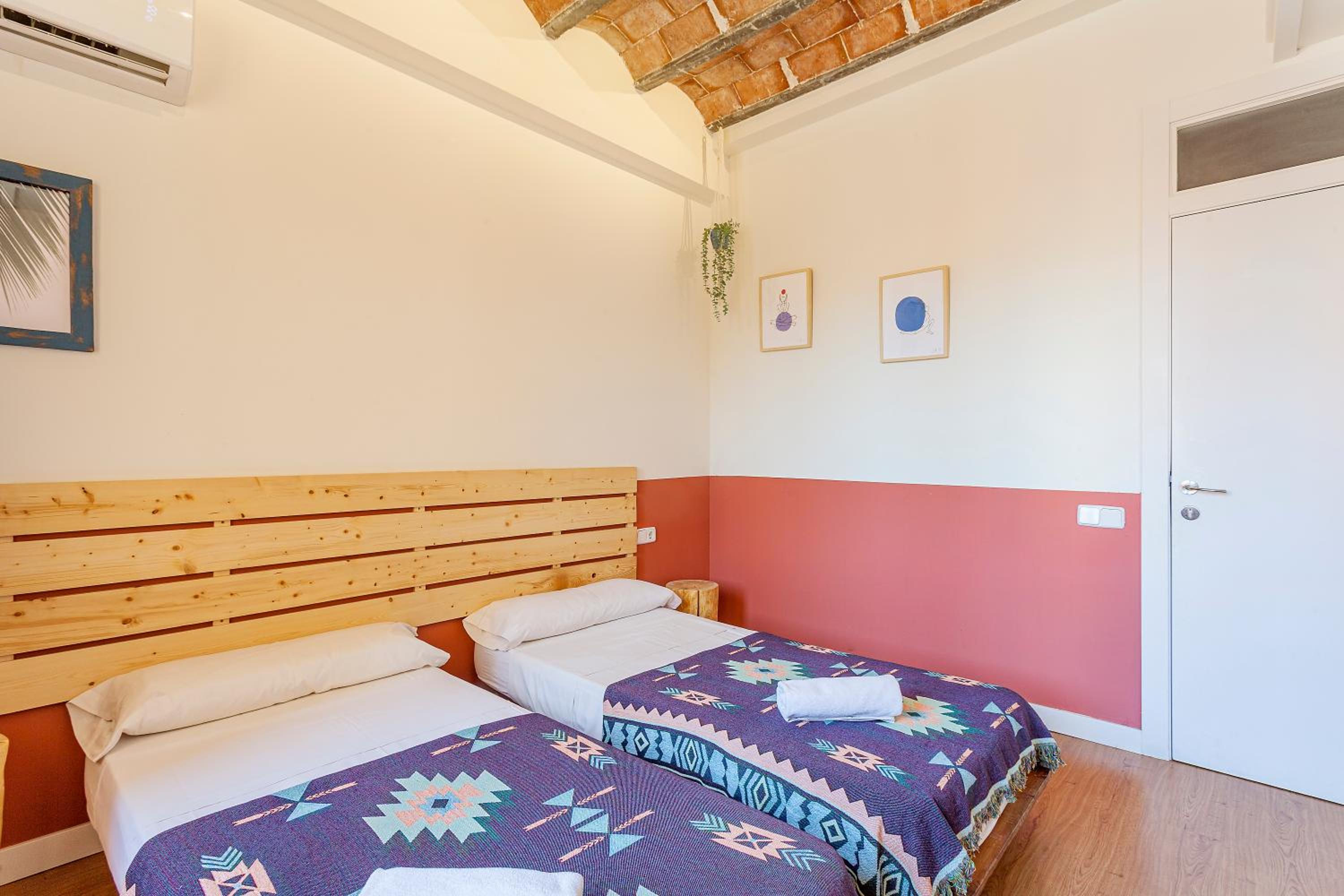 Twin Room with Shared Bathroom (2 Adults + 1 Child) photo 2