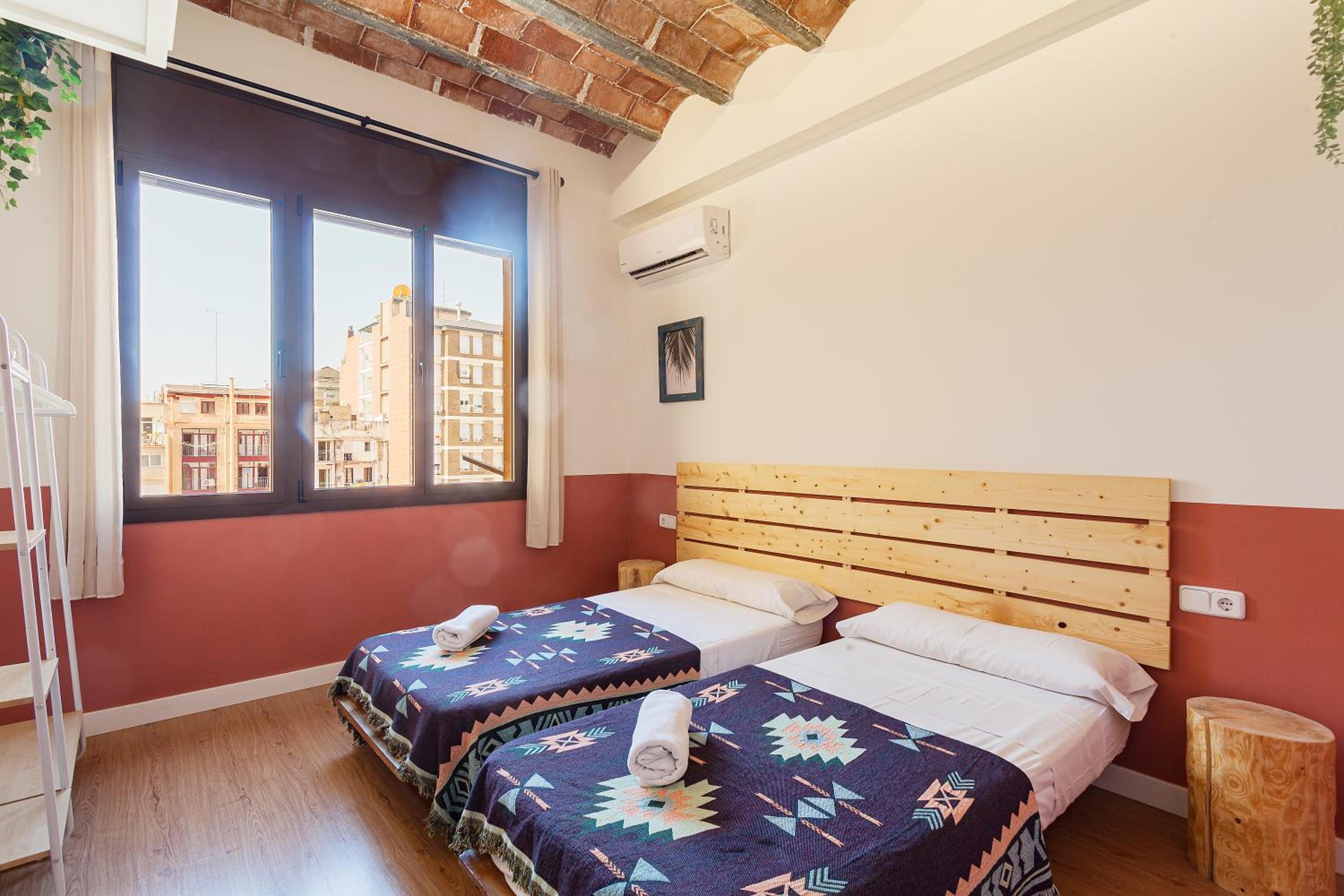 Habitación Doble con Baño Compartido (2 Adultos + 1 Niño)