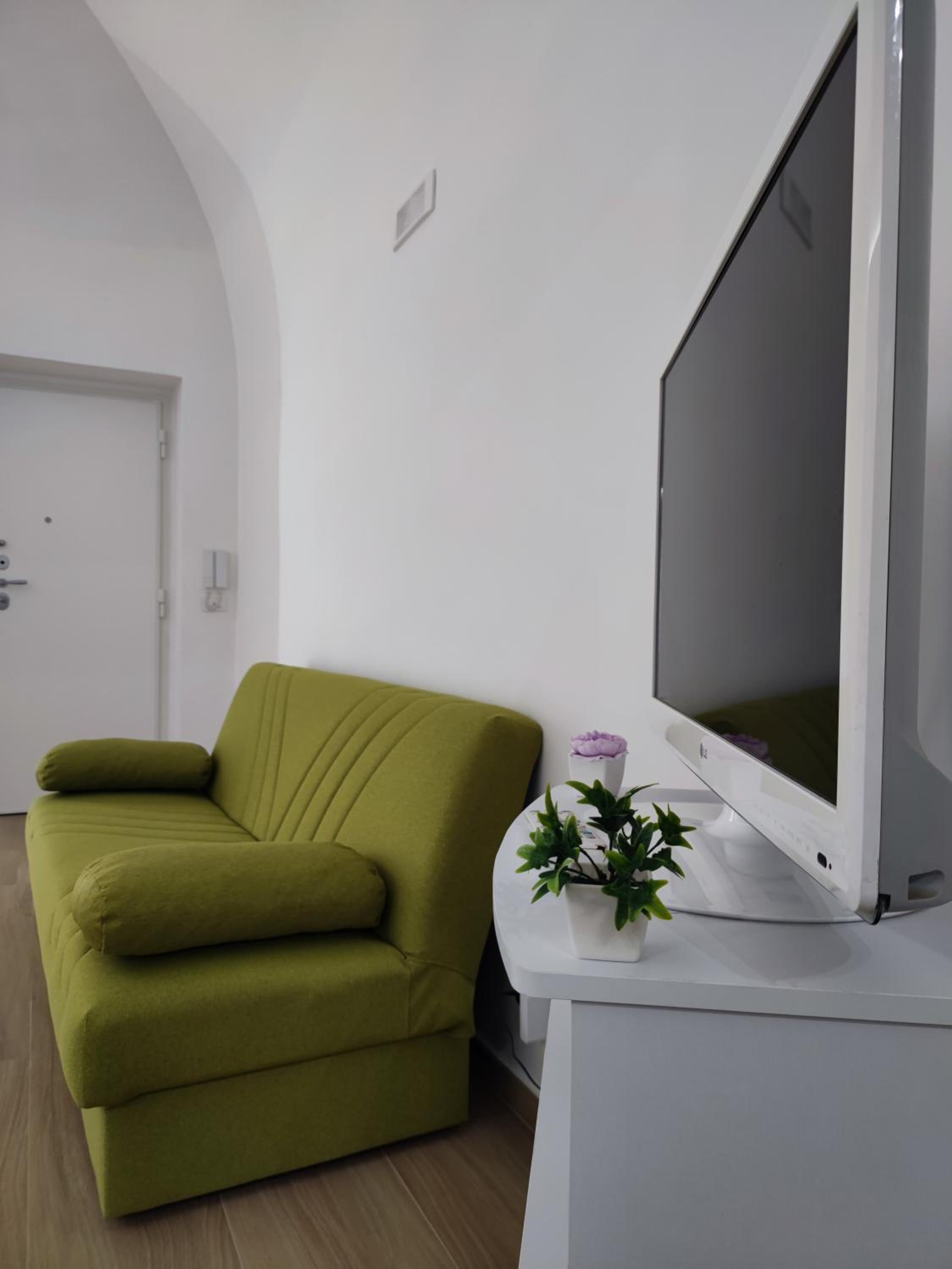 One-Bedroom Apartment photo 1