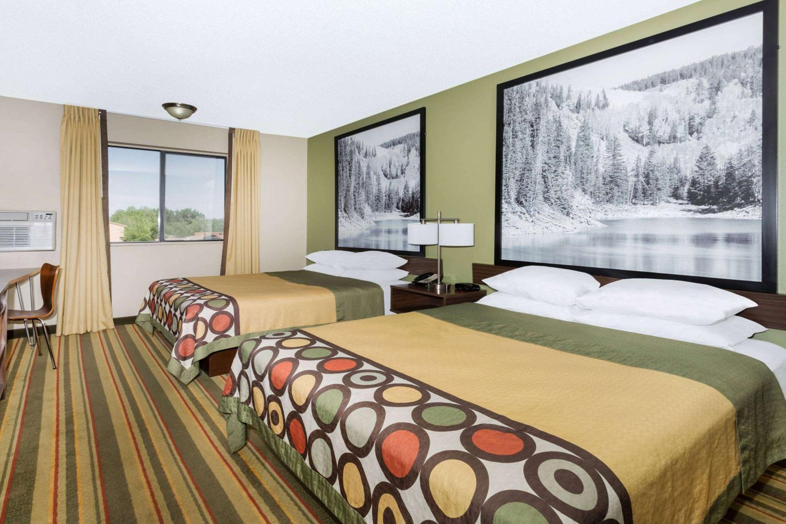 Queen Room with Two Queen Beds - Pet Friendly/Non-Smoking - Photo 3