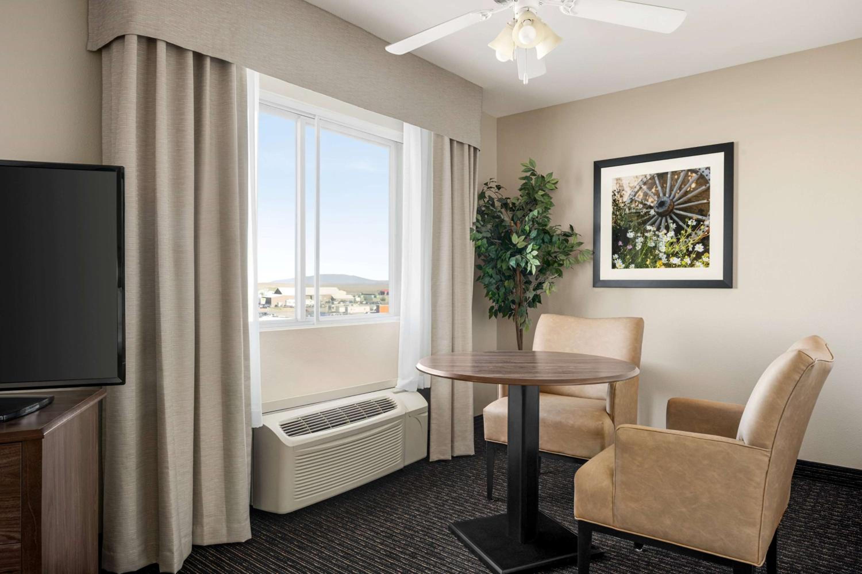 Deluxe King Room - Non-Smoking - Photo 3