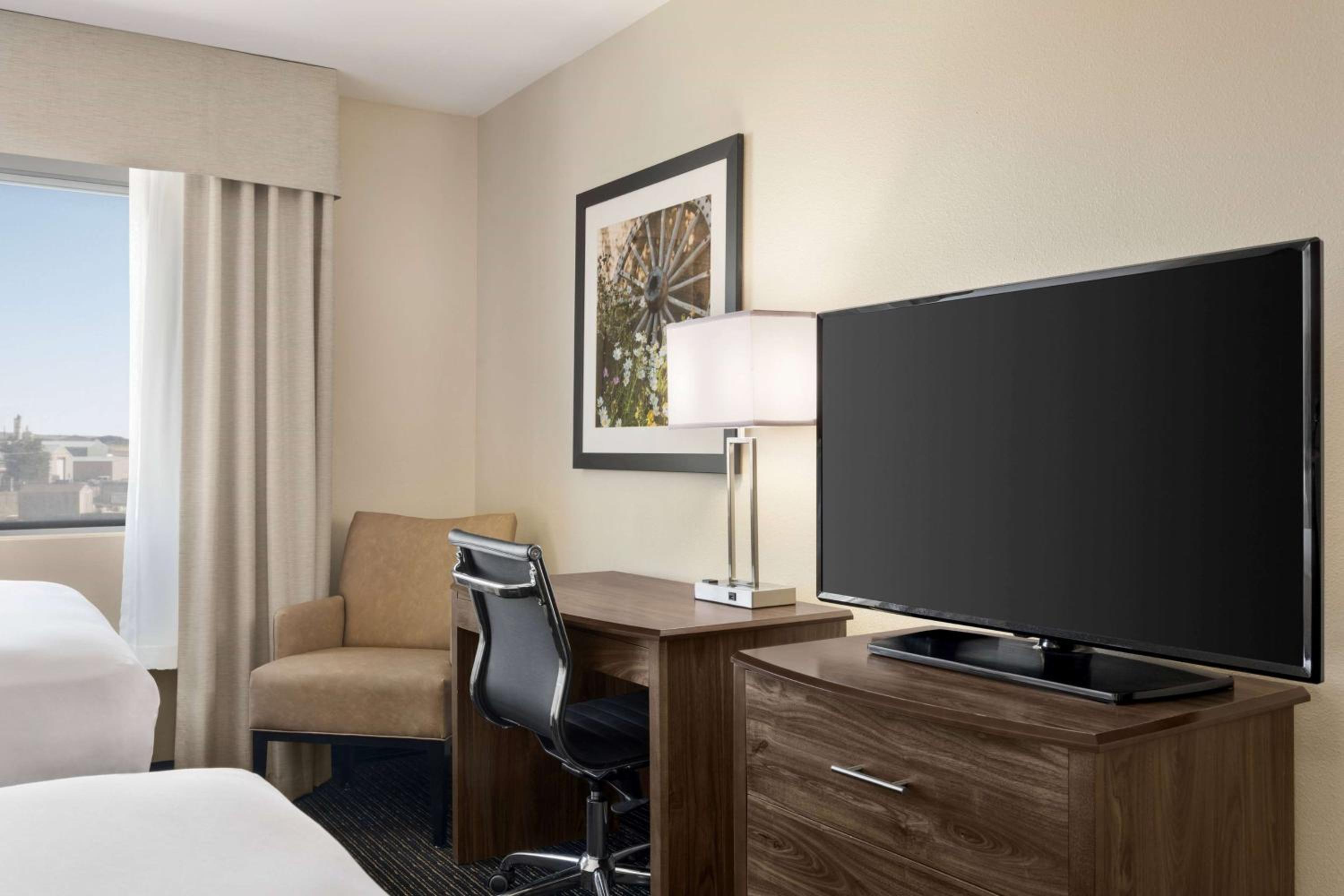 Queen Room with Two Queen Beds - Non-Smoking - Photo 4