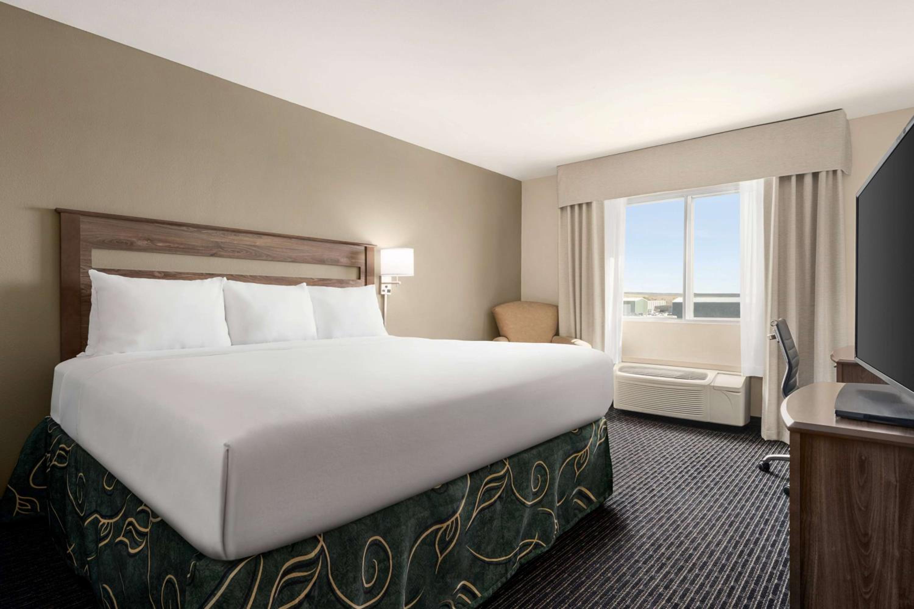 King Room - Non-Smoking - Photo 2