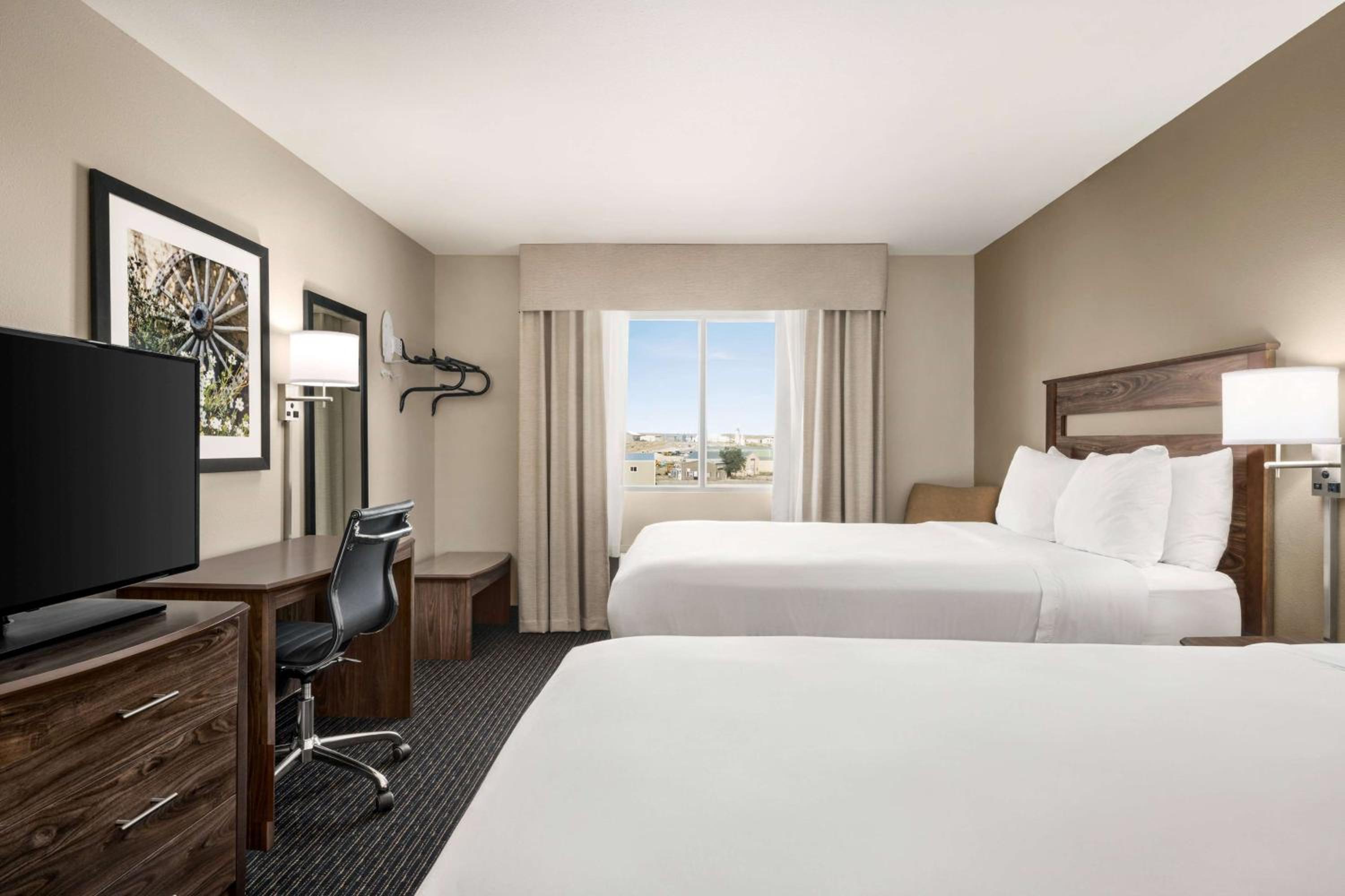 Queen Room with Two Queen Beds - Non-Smoking - Photo 1