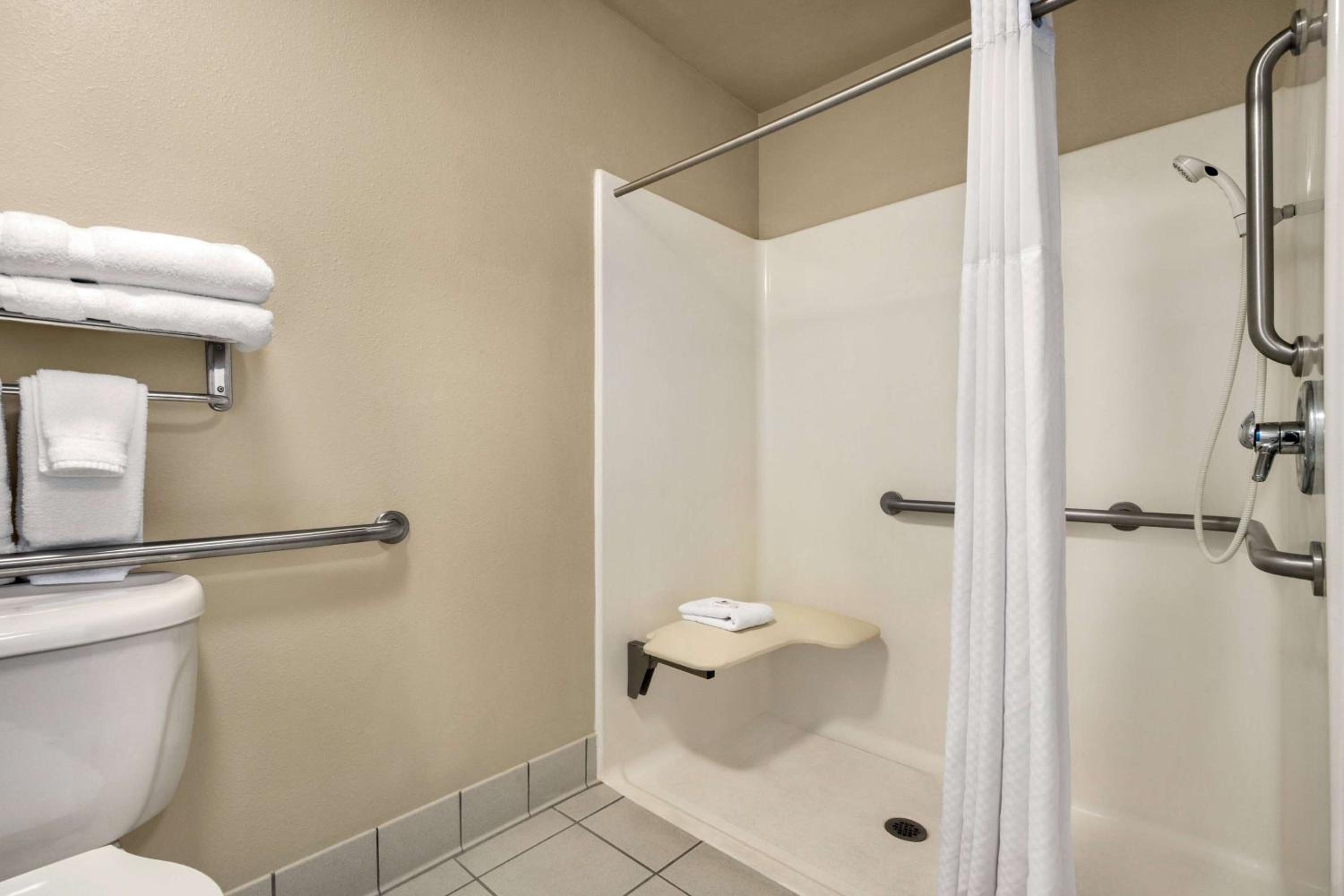 Deluxe Queen Room - Mobility Access/Non-Smoking - Photo 2