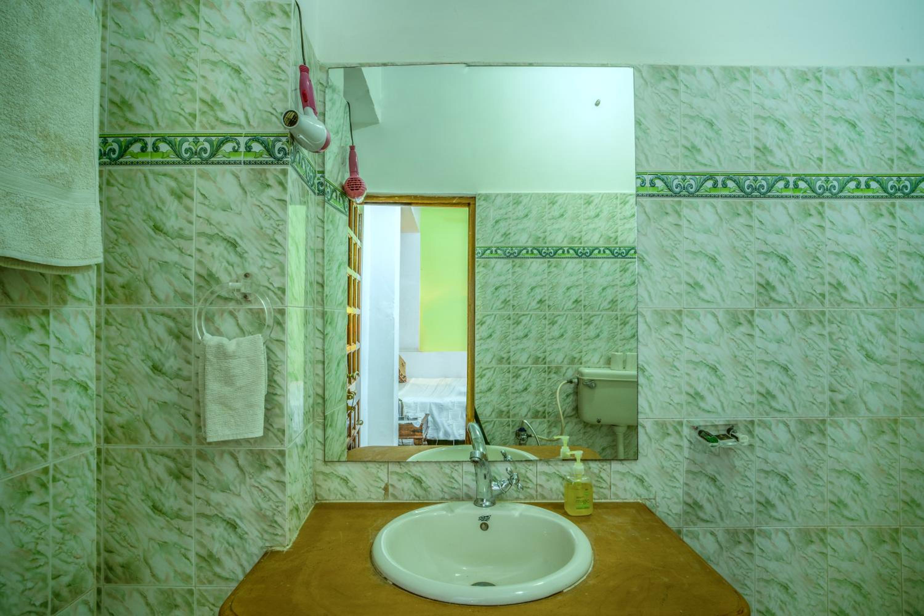 Standard Double Room - Photo 11