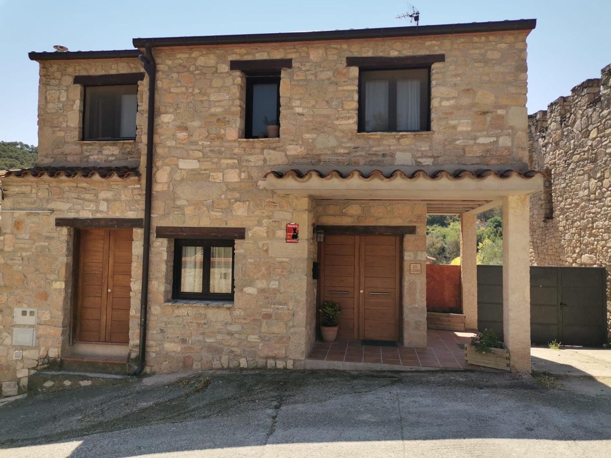 Three-Bedroom House photo 3