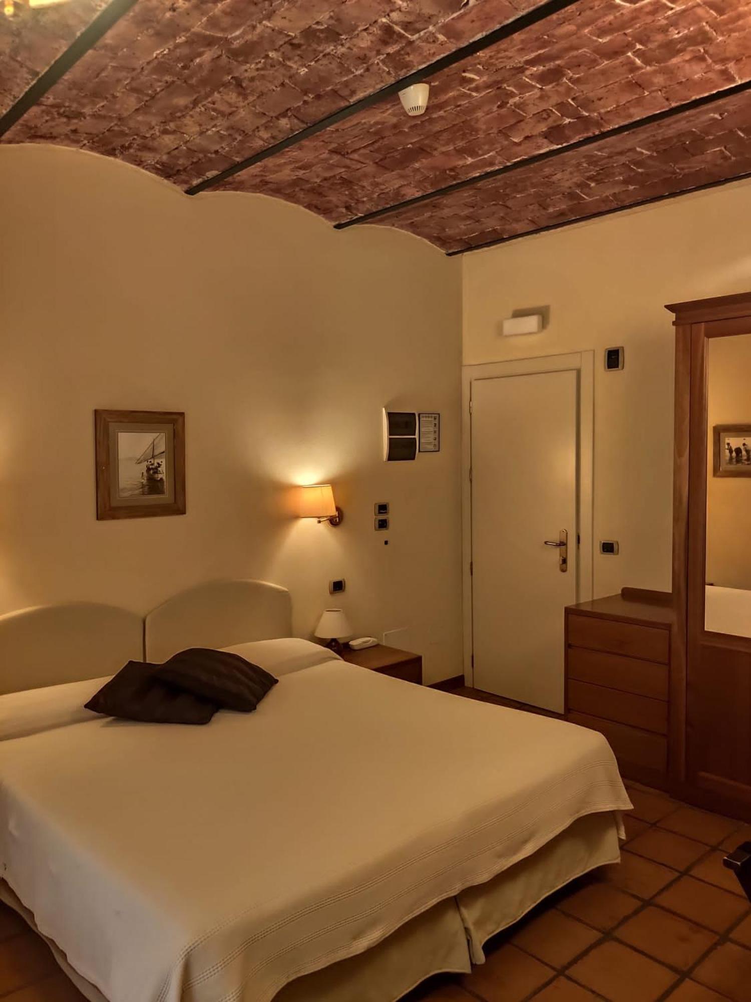 Double Room - Photo 6